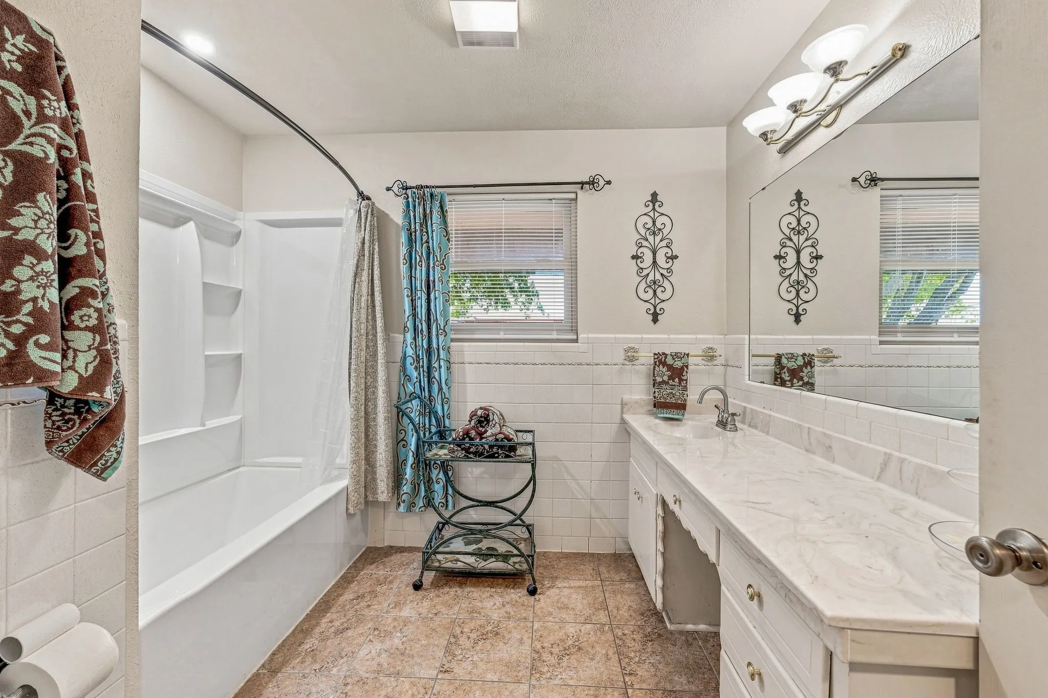 Single Family Residence For Sale in Erath County , 409 N Charlotte, Stephenville, Texas 76401, 4 Bedroom, 3 Bathroom, 2 Garage spaces, 2,223 Sqft, built in 1964, mls#21360531, Real Estate Agent in Stephenville, Homes For Sale in Erath county, Homes For Sale in Stephenville, Realtor in Stephenville Texas, Real Estate Brokerage Independent Realty Texas, Luminita Cordes Realtor