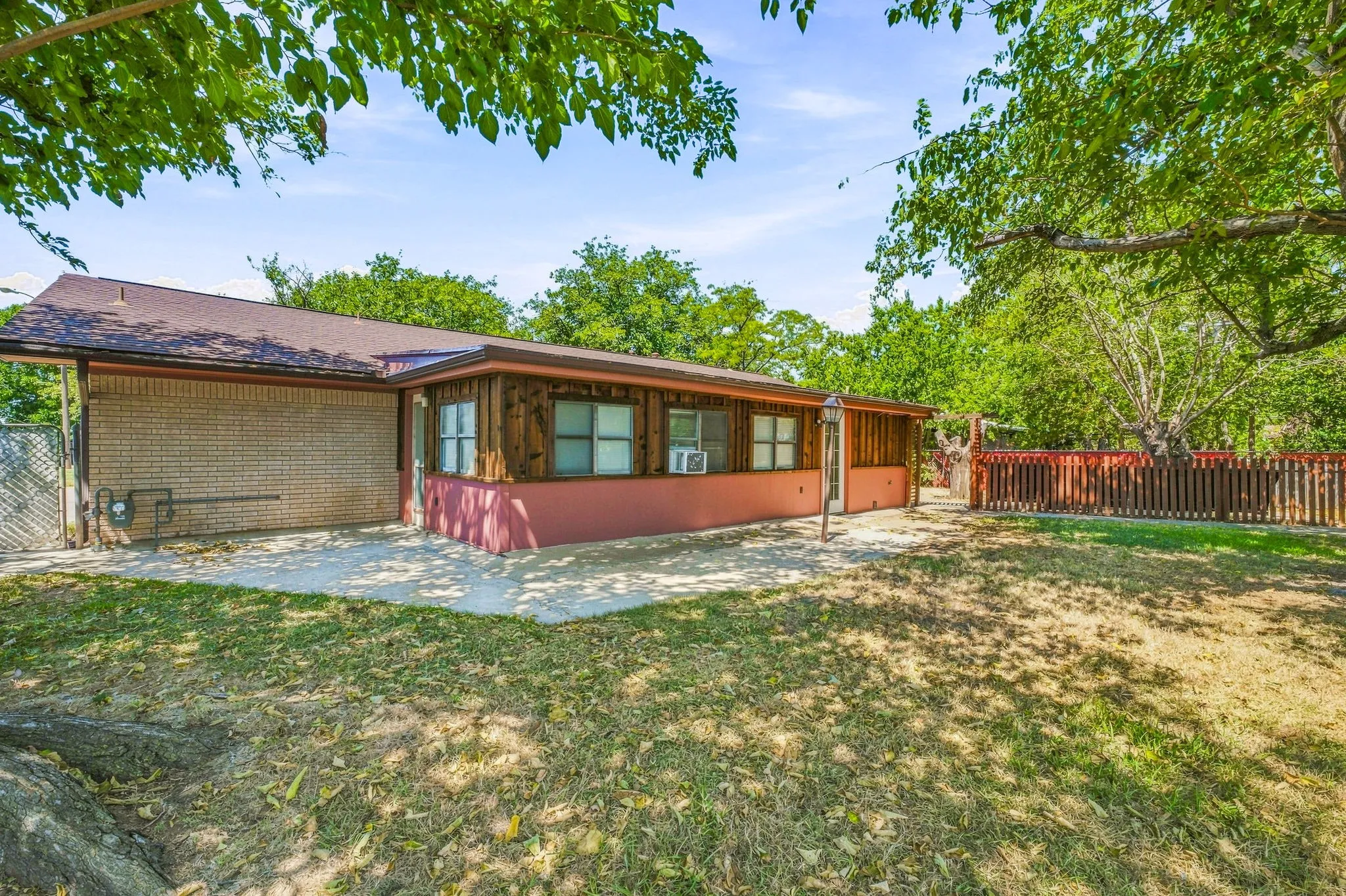 Single Family Residence For Sale in Erath County , 409 N Charlotte, Stephenville, Texas 76401, 4 Bedroom, 3 Bathroom, 2 Garage spaces, 2,223 Sqft, built in 1964, mls#21360531, Real Estate Agent in Stephenville, Homes For Sale in Erath county, Homes For Sale in Stephenville, Realtor in Stephenville Texas, Real Estate Brokerage Independent Realty Texas, Luminita Cordes Realtor