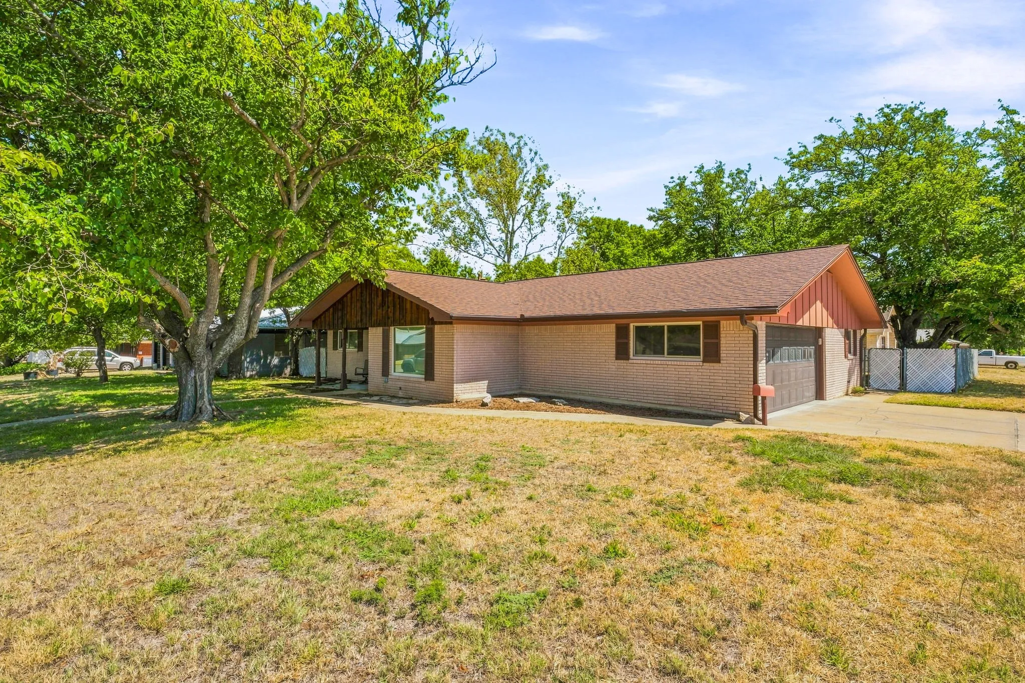 Single Family Residence For Sale in Erath County , 409 N Charlotte, Stephenville, Texas 76401, 4 Bedroom, 3 Bathroom, 2 Garage spaces, 2,223 Sqft, built in 1964, mls#21360531, Real Estate Agent in Stephenville, Homes For Sale in Erath county, Homes For Sale in Stephenville, Realtor in Stephenville Texas, Real Estate Brokerage Independent Realty Texas, Luminita Cordes Realtor