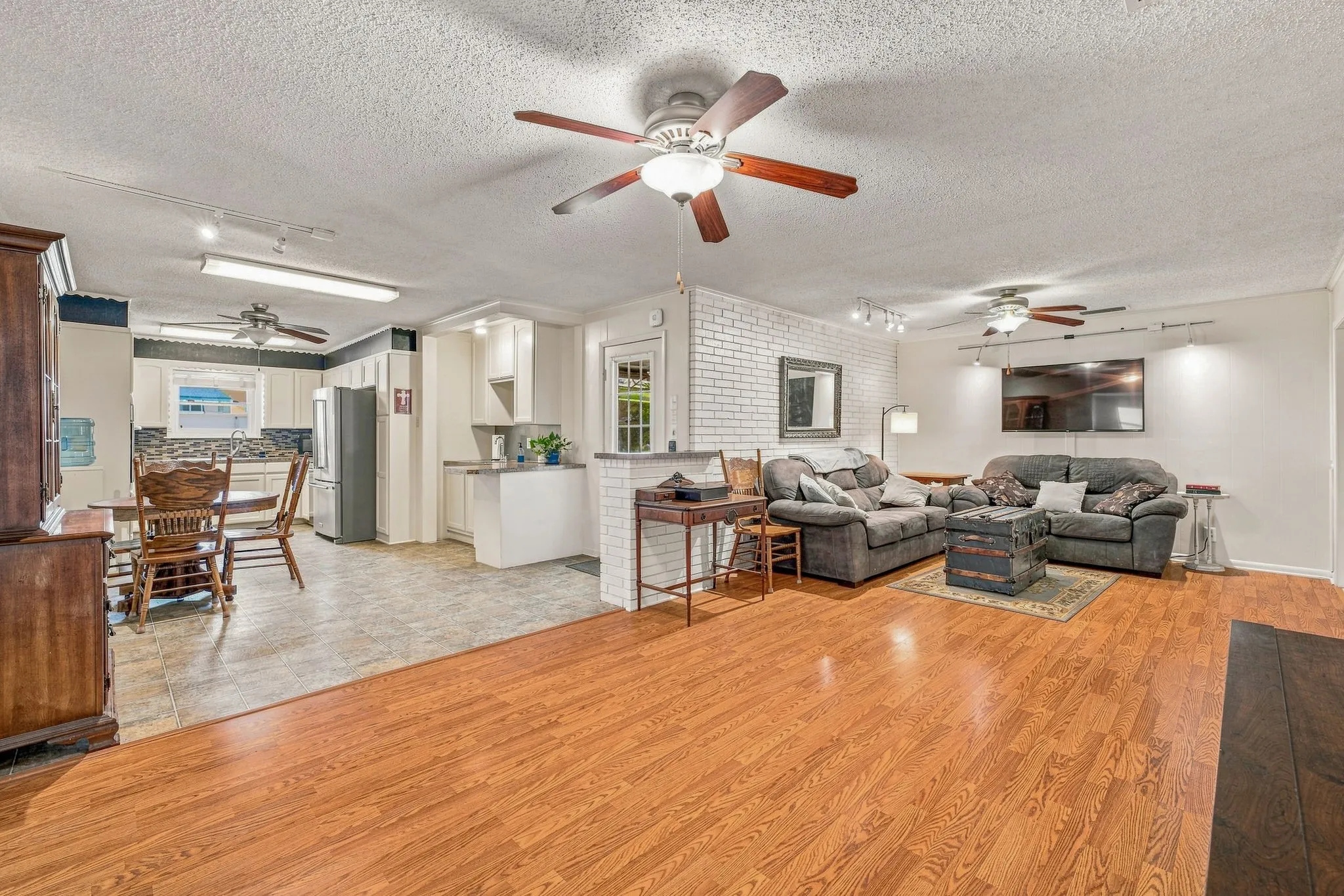 Single Family Residence For Sale in Erath County , 409 N Charlotte, Stephenville, Texas 76401, 4 Bedroom, 3 Bathroom, 2 Garage spaces, 2,223 Sqft, built in 1964, mls#21360531, Real Estate Agent in Stephenville, Homes For Sale in Erath county, Homes For Sale in Stephenville, Realtor in Stephenville Texas, Real Estate Brokerage Independent Realty Texas, Luminita Cordes Realtor