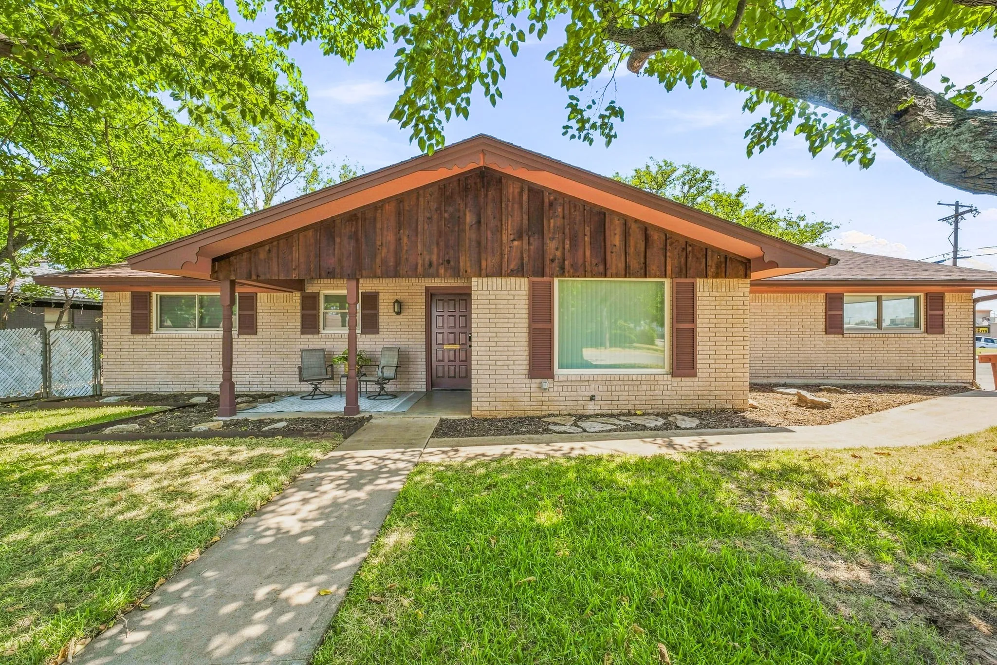 Single Family Residence For Sale in Erath County , 409 N Charlotte, Stephenville, Texas 76401, 4 Bedroom, 3 Bathroom, 2 Garage spaces, 2,223 Sqft, built in 1964, mls#21360531, Real Estate Agent in Stephenville, Homes For Sale in Erath county, Homes For Sale in Stephenville, Realtor in Stephenville Texas, Real Estate Brokerage Independent Realty Texas, Luminita Cordes Realtor