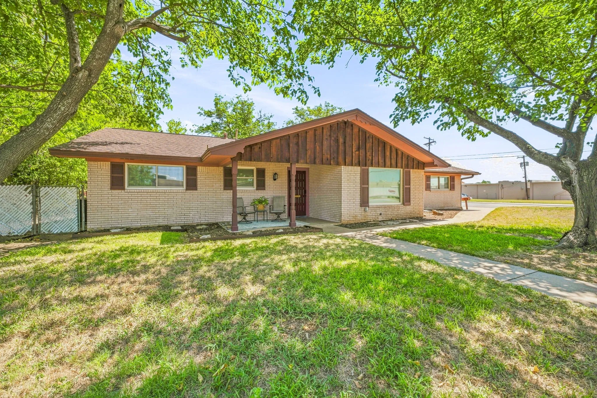 Single Family Residence For Sale in Erath County , 409 N Charlotte, Stephenville, Texas 76401, 4 Bedroom, 3 Bathroom, 2 Garage spaces, 2,223 Sqft, built in 1964, mls#21360531, Real Estate Agent in Stephenville, Homes For Sale in Erath county, Homes For Sale in Stephenville, Realtor in Stephenville Texas, Real Estate Brokerage Independent Realty Texas, Luminita Cordes Realtor