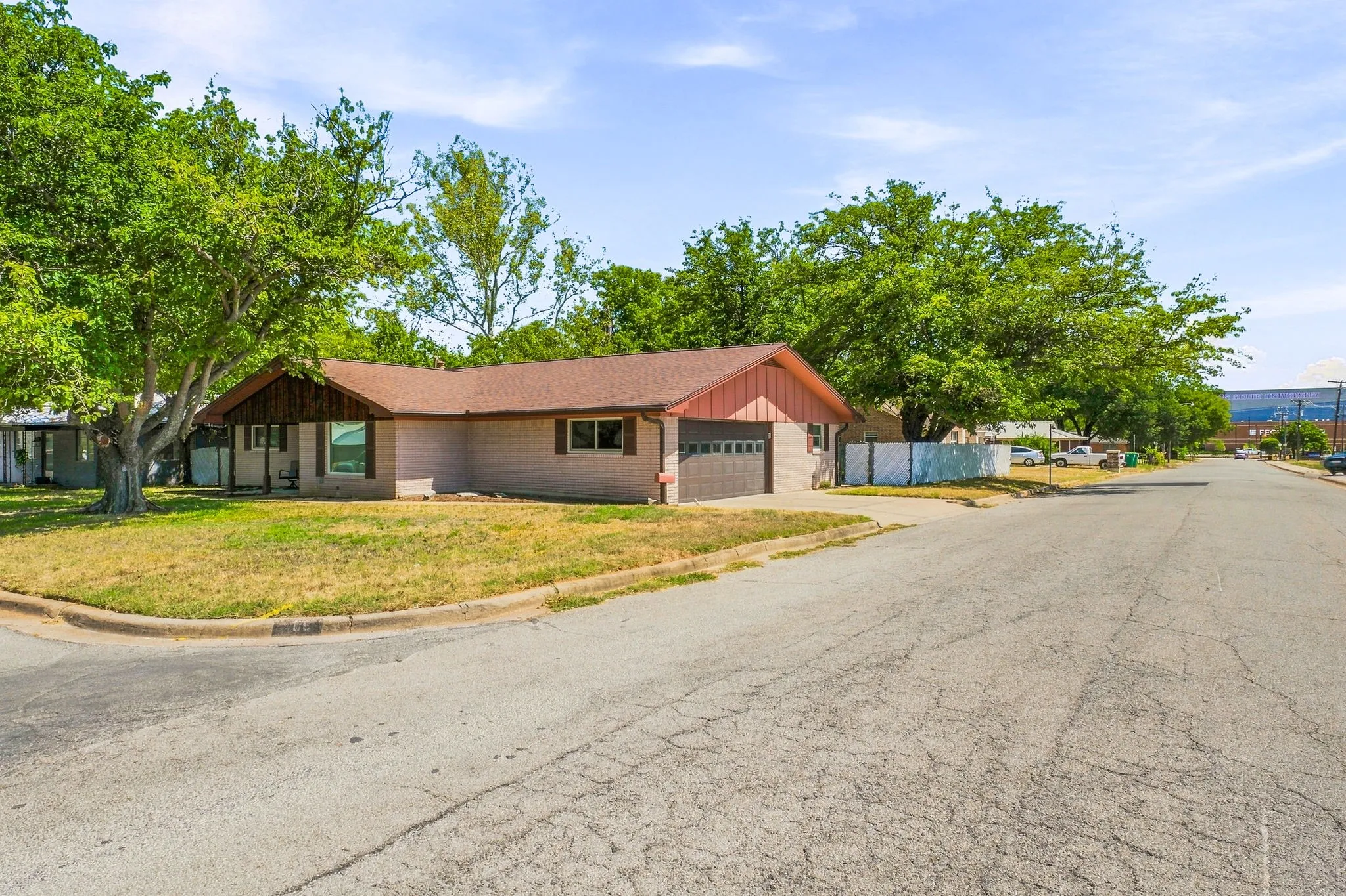 Single Family Residence For Sale in Erath County , 409 N Charlotte, Stephenville, Texas 76401, 4 Bedroom, 3 Bathroom, 2 Garage spaces, 2,223 Sqft, built in 1964, mls#21360531, Real Estate Agent in Stephenville, Homes For Sale in Erath county, Homes For Sale in Stephenville, Realtor in Stephenville Texas, Real Estate Brokerage Independent Realty Texas, Luminita Cordes Realtor