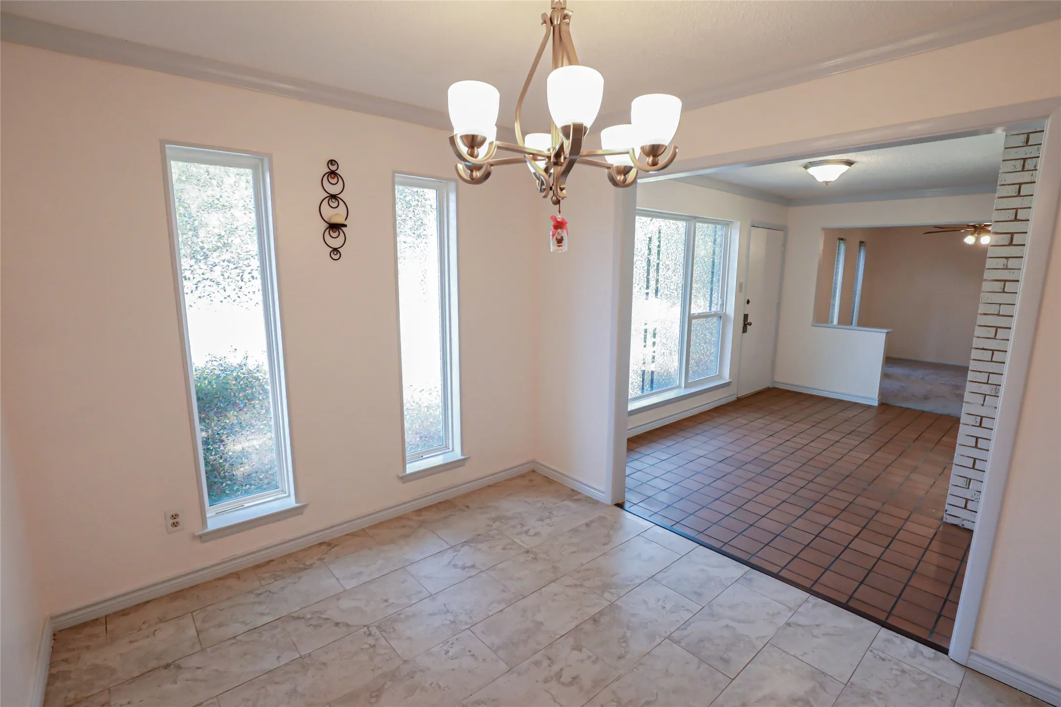Single Family Residence For Sale in Tarrant County , 1233 Kathryn Street, Hurst, Texas 76053, 3 Bedroom, 2 Bathroom, 2 Garage spaces, 1,923 Sqft, built in 1965, mls#21362351, Real Estate Agent in Hurst, Homes For Sale in Tarrant county, Homes For Sale in Hurst, Realtor in Hurst Texas, Real Estate Brokerage Independent Realty Texas, Luminita Cordes Realtor