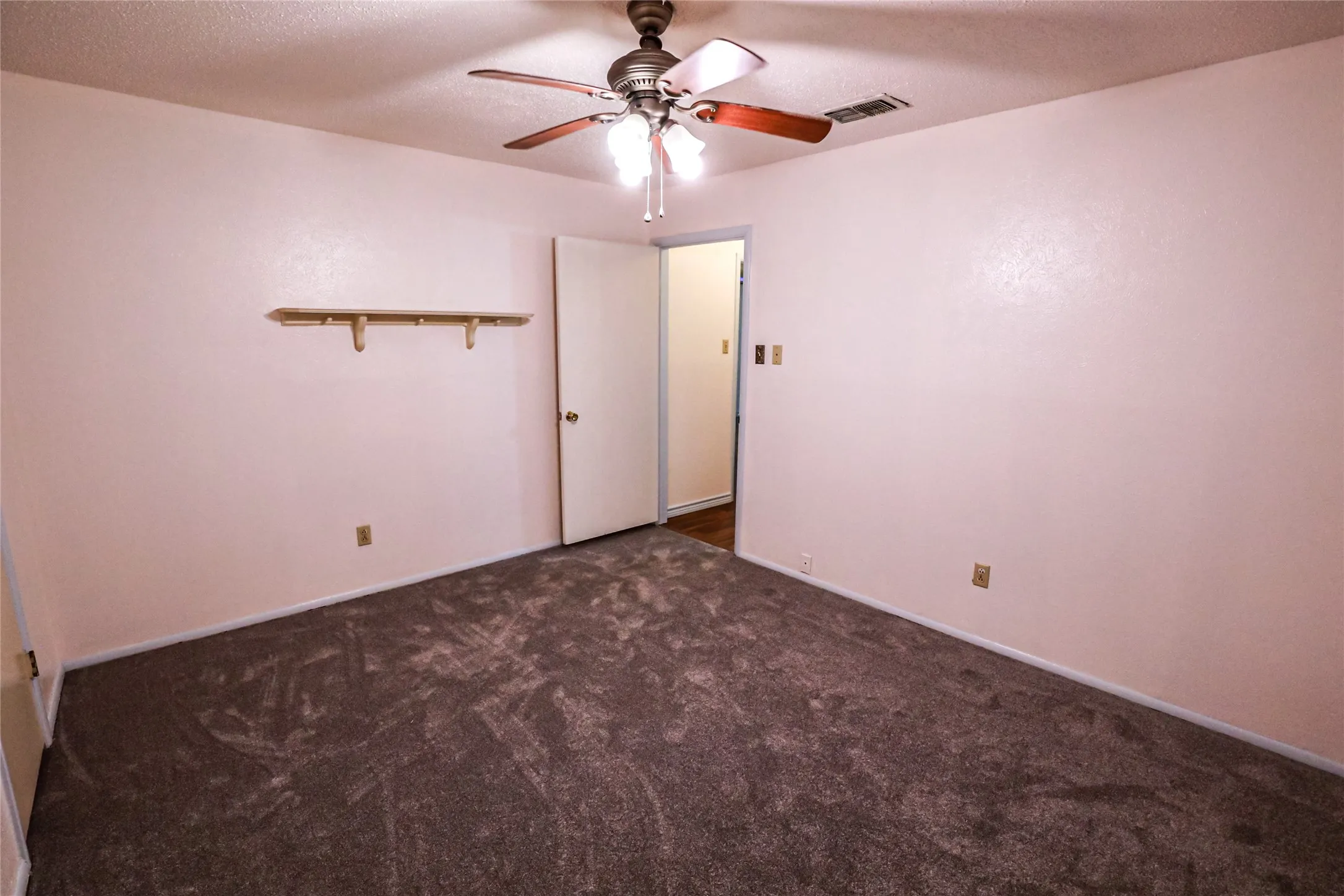 Single Family Residence For Sale in Tarrant County , 1233 Kathryn Street, Hurst, Texas 76053, 3 Bedroom, 2 Bathroom, 2 Garage spaces, 1,923 Sqft, built in 1965, mls#21362351, Real Estate Agent in Hurst, Homes For Sale in Tarrant county, Homes For Sale in Hurst, Realtor in Hurst Texas, Real Estate Brokerage Independent Realty Texas, Luminita Cordes Realtor