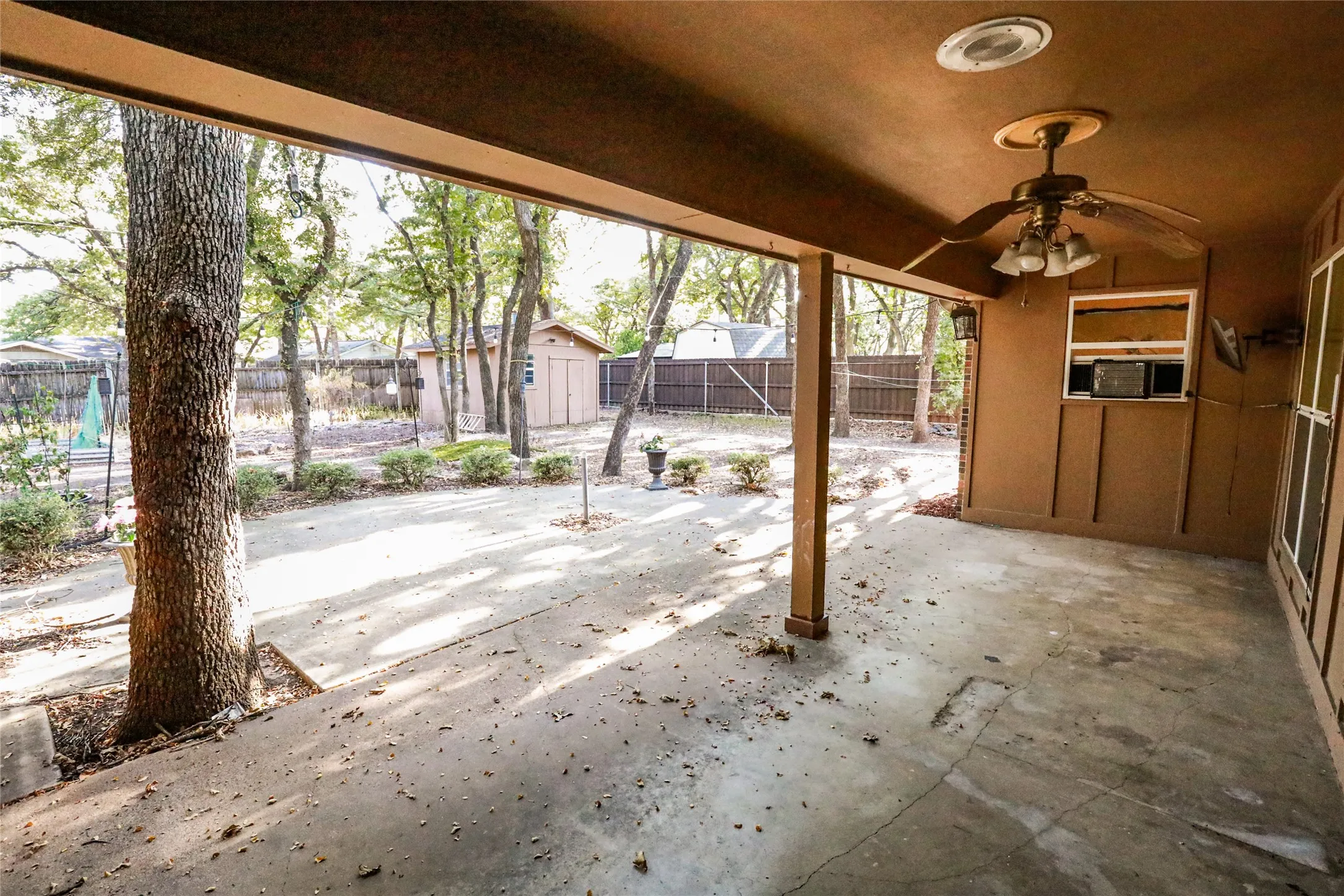 Covered patio with a ceiling fan, recessed lighting, and a concrete surface