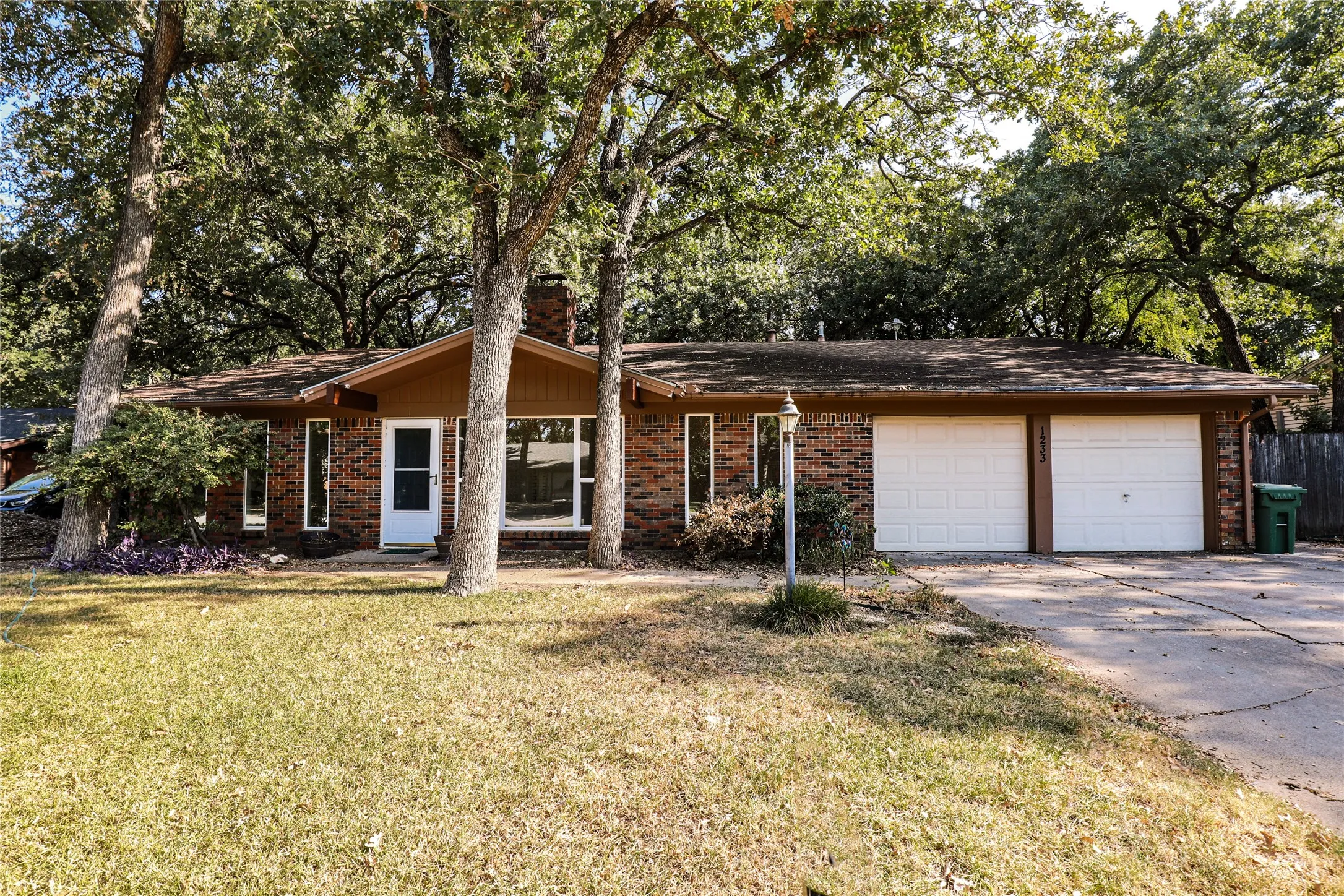 Single Family Residence For Sale in Tarrant County , 1233 Kathryn Street, Hurst, Texas 76053, 3 Bedroom, 2 Bathroom, 2 Garage spaces, 1,923 Sqft, built in 1965, mls#21362351, Real Estate Agent in Hurst, Homes For Sale in Tarrant county, Homes For Sale in Hurst, Realtor in Hurst Texas, Real Estate Brokerage Independent Realty Texas, Luminita Cordes Realtor