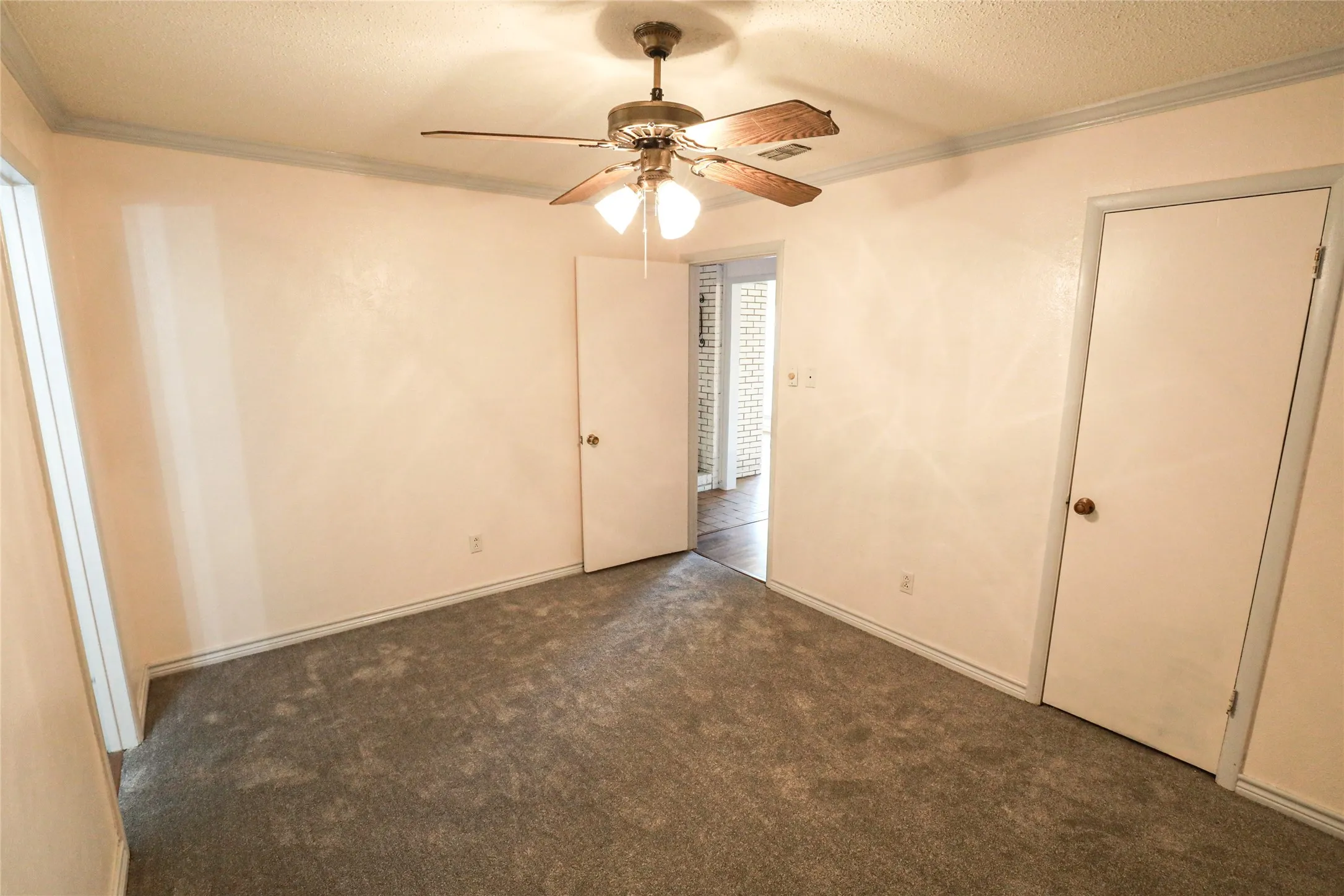 Neutral wall paint with crown molding