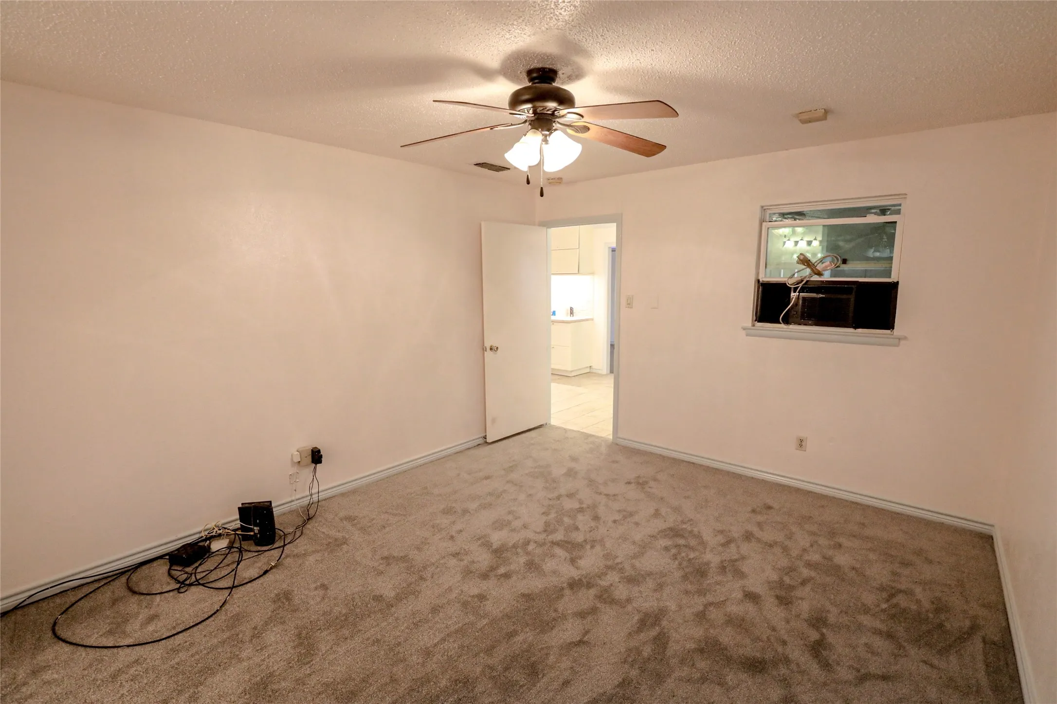 Single Family Residence For Sale in Tarrant County , 1233 Kathryn Street, Hurst, Texas 76053, 3 Bedroom, 2 Bathroom, 2 Garage spaces, 1,923 Sqft, built in 1965, mls#21362351, Real Estate Agent in Hurst, Homes For Sale in Tarrant county, Homes For Sale in Hurst, Realtor in Hurst Texas, Real Estate Brokerage Independent Realty Texas, Luminita Cordes Realtor