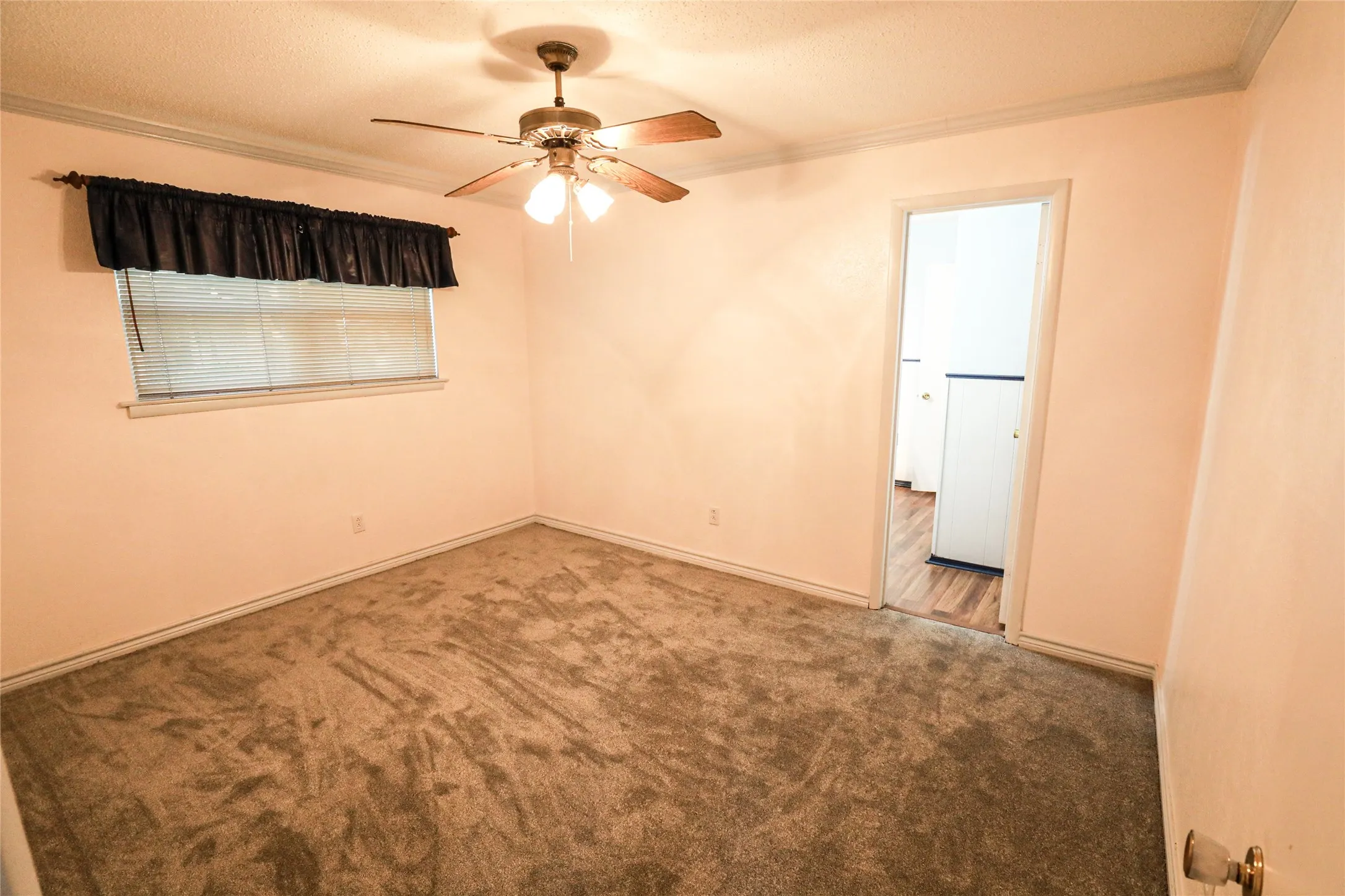 Single Family Residence For Sale in Tarrant County , 1233 Kathryn Street, Hurst, Texas 76053, 3 Bedroom, 2 Bathroom, 2 Garage spaces, 1,923 Sqft, built in 1965, mls#21362351, Real Estate Agent in Hurst, Homes For Sale in Tarrant county, Homes For Sale in Hurst, Realtor in Hurst Texas, Real Estate Brokerage Independent Realty Texas, Luminita Cordes Realtor