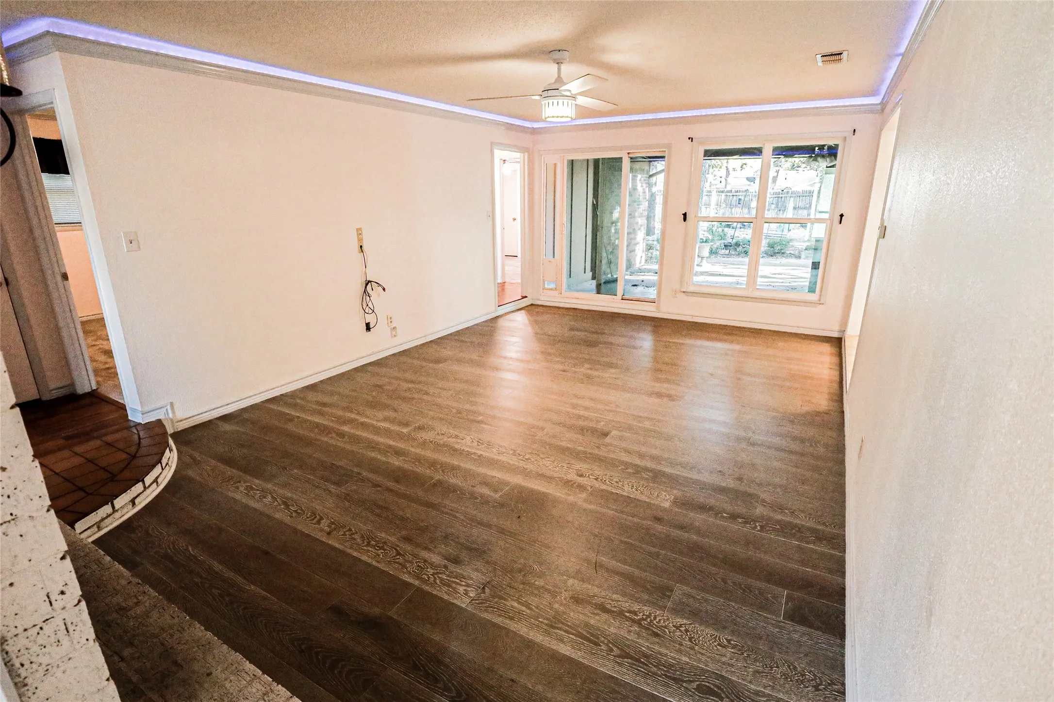 Single Family Residence For Sale in Tarrant County , 1233 Kathryn Street, Hurst, Texas 76053, 3 Bedroom, 2 Bathroom, 2 Garage spaces, 1,923 Sqft, built in 1965, mls#21362351, Real Estate Agent in Hurst, Homes For Sale in Tarrant county, Homes For Sale in Hurst, Realtor in Hurst Texas, Real Estate Brokerage Independent Realty Texas, Luminita Cordes Realtor