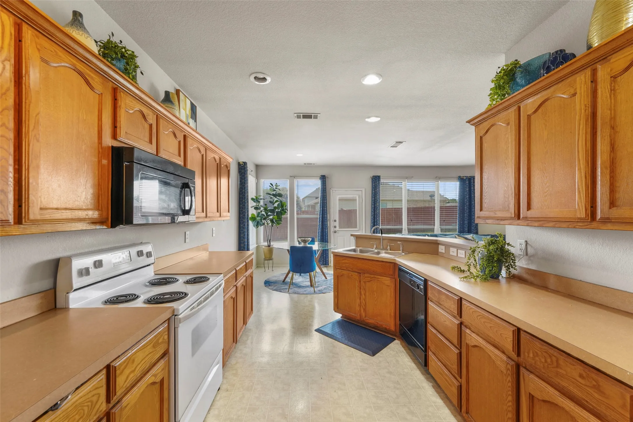 Single Family Residence For Sale in Tarrant County , 7420 Alverstone Drive, Fort Worth, Texas 76120, 4 Bedroom, 3 Bathroom, 2 Garage spaces, 2,308 Sqft, built in 2005, mls#21313180, Real Estate Agent in Fort Worth, Homes For Sale in Tarrant county, Homes For Sale in Fort Worth, Realtor in Fort Worth Texas, Real Estate Brokerage Independent Realty Texas, Luminita Cordes Realtor