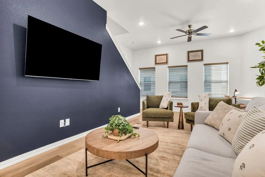 Recessed lighting, ceiling fan, wood-finish flooring, multiple windows with blinds, and white baseboards