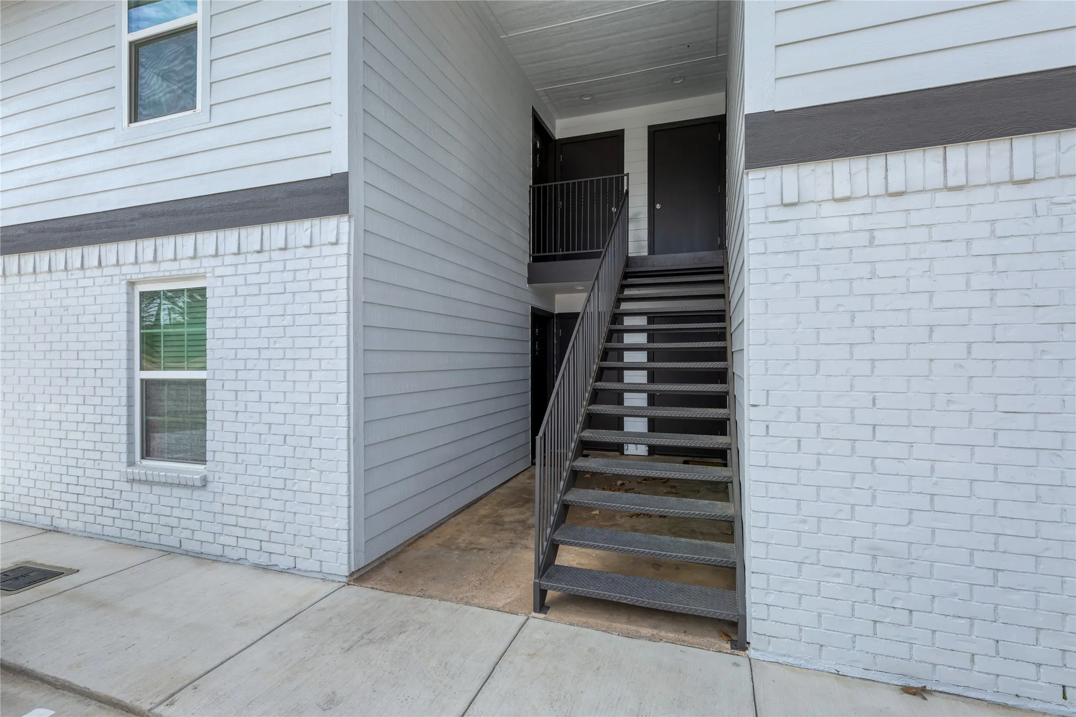 Apartment For Rent in Tarrant County , 2016 Paisley Drive C, Arlington, Texas 76015, 2 Bedroom, 1 Bathroom, Garage spaces, 1,080 Sqft, built in 1979, mls#21348195, Real Estate Agent in Arlington, Homes For Rent in Tarrant county, Homes For Rent in Arlington, Realtor in Arlington Texas, Real Estate Brokerage Independent Realty Texas, Luminita Cordes Realtor