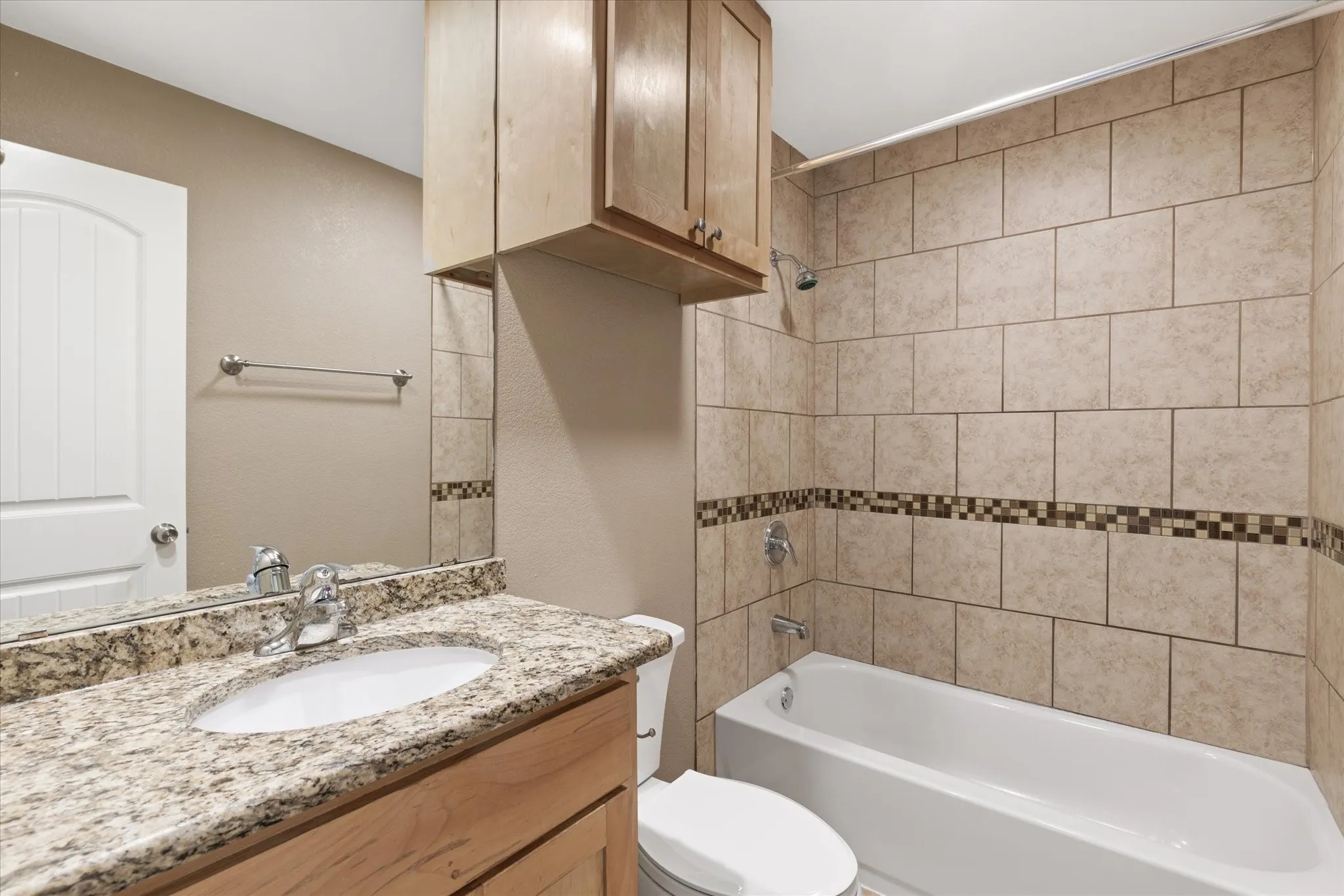 Lovely tile bath with granite countertops!