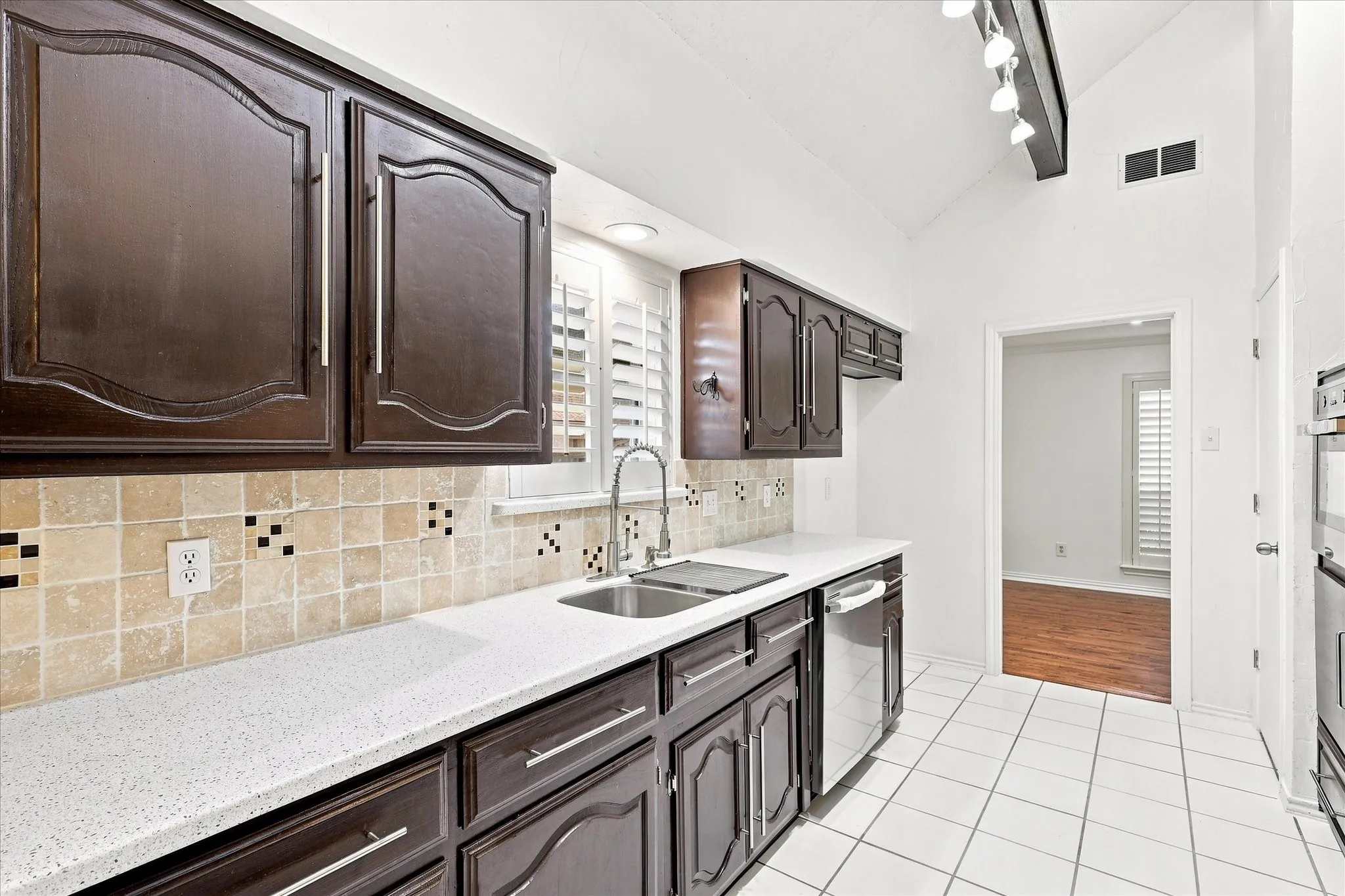 Single Family Residence For Sale in Dallas County , 8721 Flint Falls Drive, Dallas, Texas 75243, 4 Bedroom, 3 Bathroom, 2 Garage spaces, 2,189 Sqft, built in 1976, mls#21362465, Real Estate Agent in Dallas, Homes For Sale in Dallas county, Homes For Sale in Dallas, Realtor in Dallas Texas, Real Estate Brokerage Independent Realty Texas, Luminita Cordes Realtor