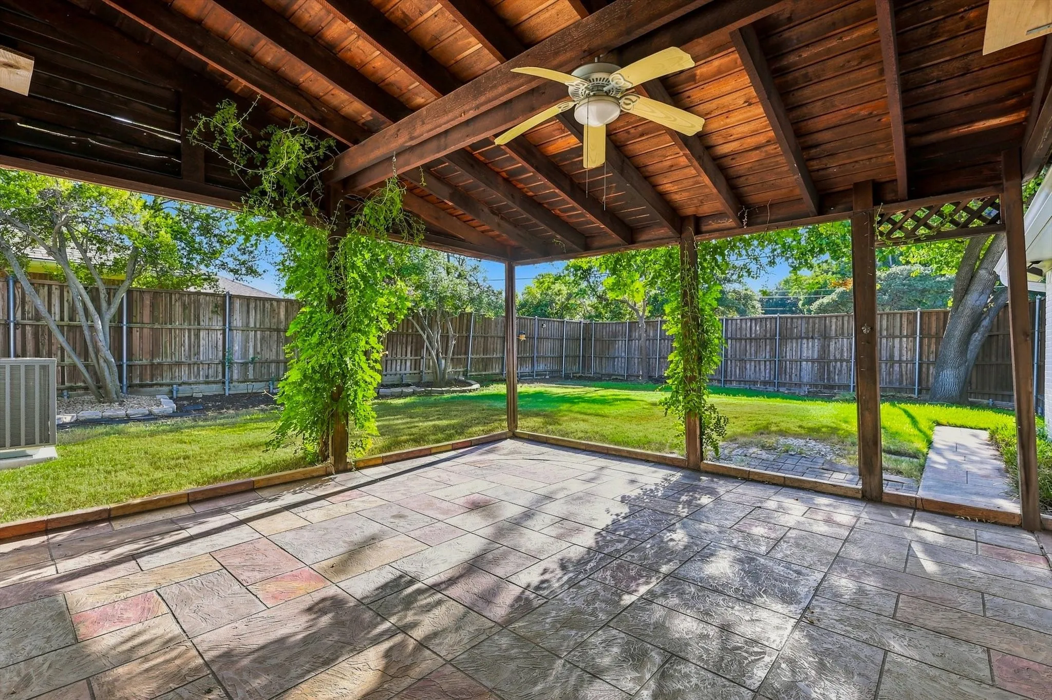 Single Family Residence For Sale in Dallas County , 8721 Flint Falls Drive, Dallas, Texas 75243, 4 Bedroom, 3 Bathroom, 2 Garage spaces, 2,189 Sqft, built in 1976, mls#21362465, Real Estate Agent in Dallas, Homes For Sale in Dallas county, Homes For Sale in Dallas, Realtor in Dallas Texas, Real Estate Brokerage Independent Realty Texas, Luminita Cordes Realtor