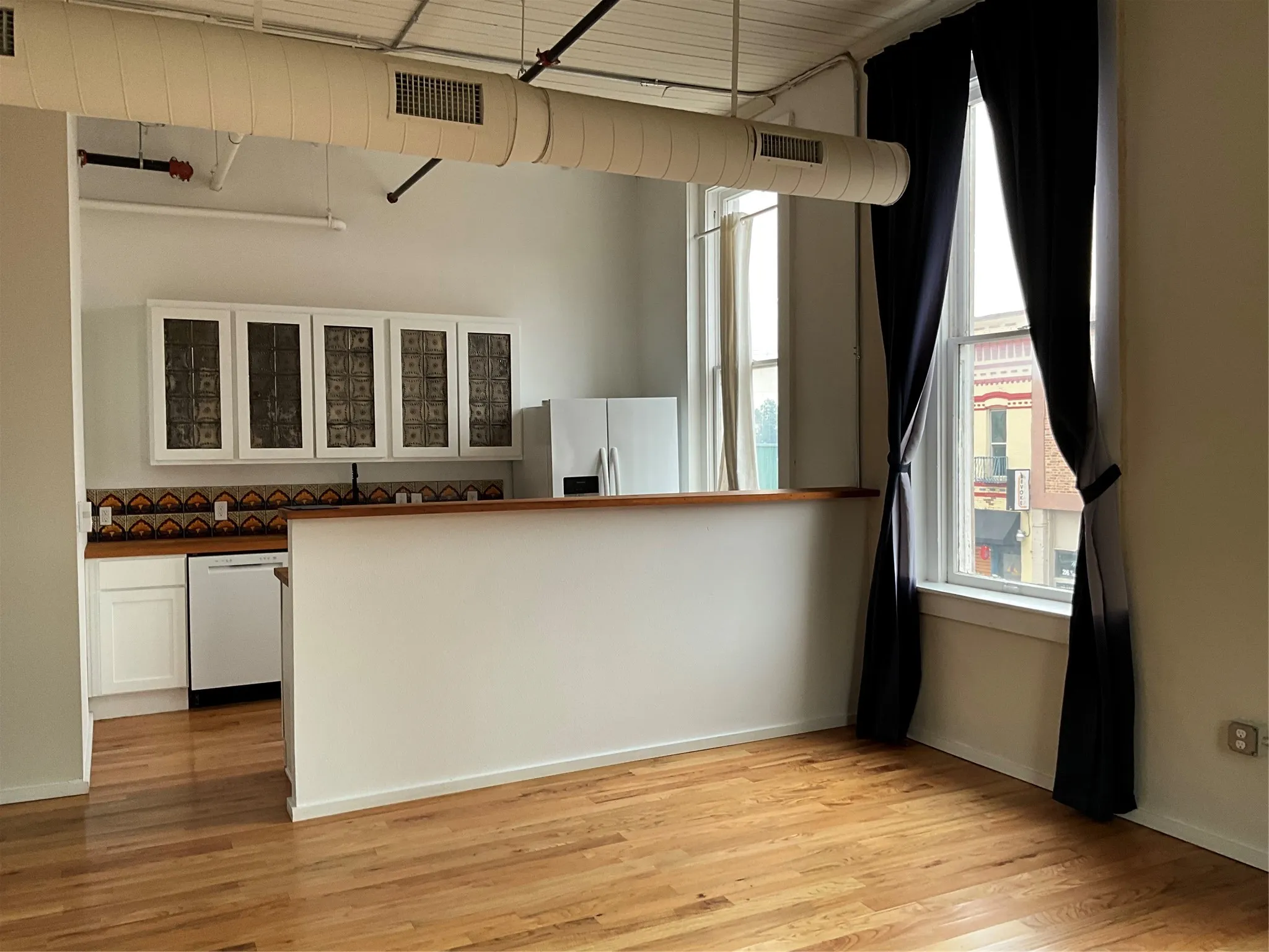 Apartment For Rent in Johnson County , 201 Chambers Street 202, Cleburne, Texas 76031, 1 Bedroom, 1 Bathroom, Garage spaces, 785 Sqft, built in 1900, mls#21362467, Real Estate Agent in Cleburne, Homes For Rent in Johnson county, Homes For Rent in Cleburne, Realtor in Cleburne Texas, Real Estate Brokerage Independent Realty Texas, Luminita Cordes Realtor