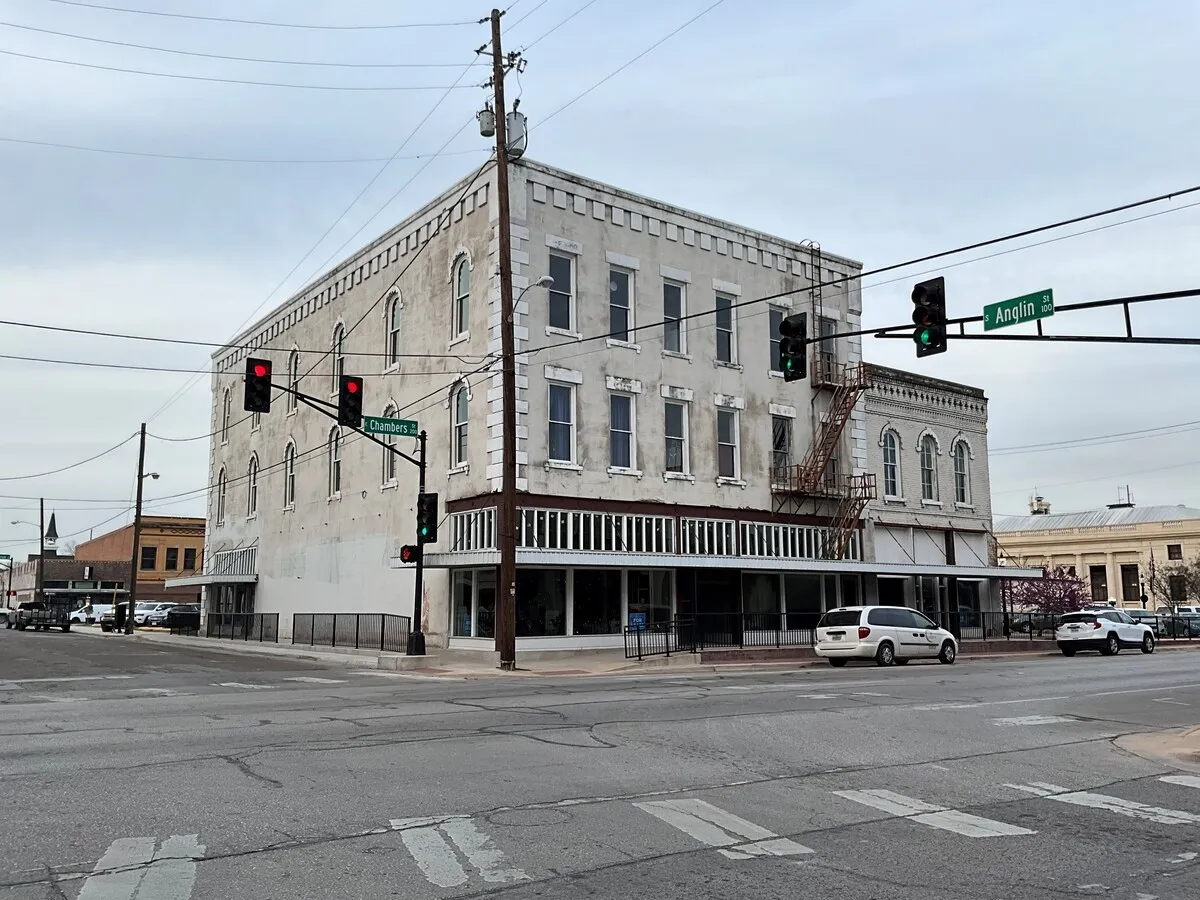 Apartment For Rent in Johnson County , 201 Chambers Street 202, Cleburne, Texas 76031, 1 Bedroom, 1 Bathroom, Garage spaces, 785 Sqft, built in 1900, mls#21362467, Real Estate Agent in Cleburne, Homes For Rent in Johnson county, Homes For Rent in Cleburne, Realtor in Cleburne Texas, Real Estate Brokerage Independent Realty Texas, Luminita Cordes Realtor