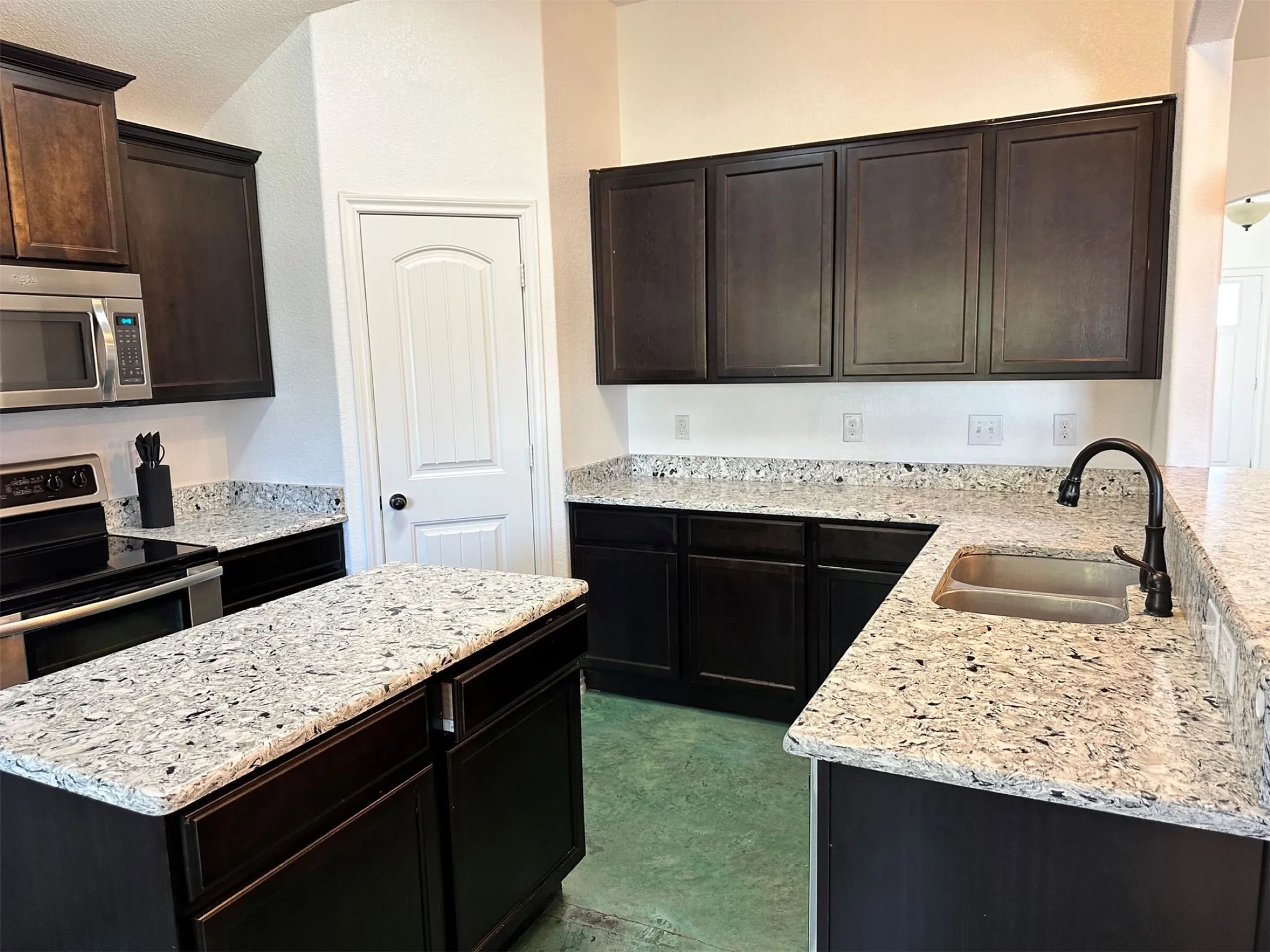 Single Family Residence For Sale in Erath County , 805 Wind Song, Stephenville, Texas 76401, 3 Bedroom, 2 Bathroom, 2 Garage spaces, 1,628 Sqft, built in 2015, mls#21361383, Real Estate Agent in Stephenville, Homes For Sale in Erath county, Homes For Sale in Stephenville, Realtor in Stephenville Texas, Real Estate Brokerage Independent Realty Texas, Luminita Cordes Realtor