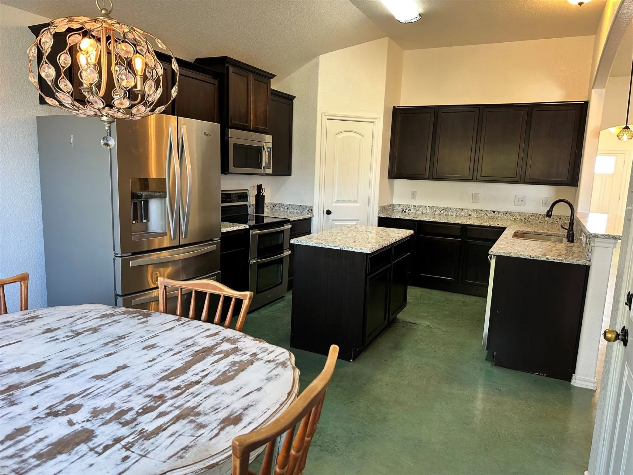 Single Family Residence For Sale in Erath County , 805 Wind Song, Stephenville, Texas 76401, 3 Bedroom, 2 Bathroom, 2 Garage spaces, 1,628 Sqft, built in 2015, mls#21361383, Real Estate Agent in Stephenville, Homes For Sale in Erath county, Homes For Sale in Stephenville, Realtor in Stephenville Texas, Real Estate Brokerage Independent Realty Texas, Luminita Cordes Realtor