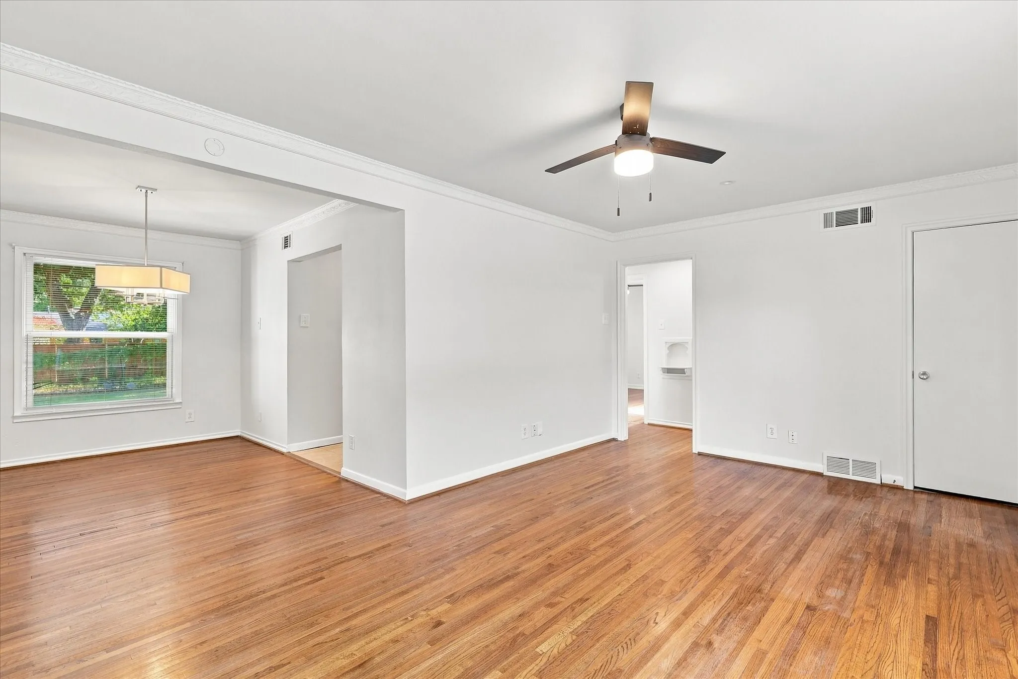 Single Family Residence For Sale in Dallas County , 2125 Housley Drive, Dallas, Texas 75228, 3 Bedroom, 1 Bathroom, Garage spaces, 1,278 Sqft, built in 1953, Price $240,000, mls#21362471, Real Estate Agent in Dallas, Homes For Sale in Dallas county, Homes For Sale in Dallas, Realtor in Dallas Texas, Real Estate Brokerage Independent Realty Texas, Luminita Cordes Realtor