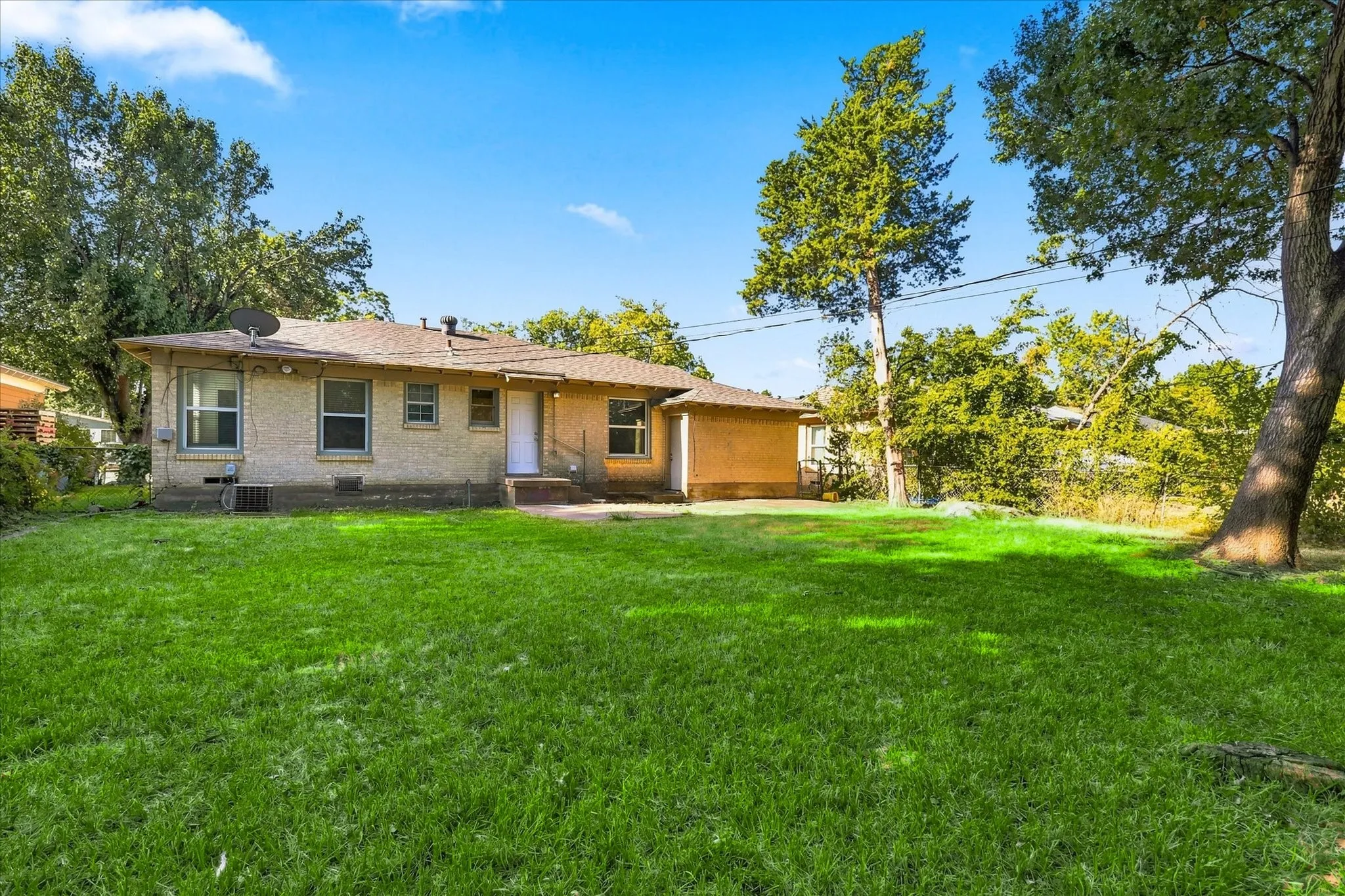 Single Family Residence For Sale in Dallas County , 2125 Housley Drive, Dallas, Texas 75228, 3 Bedroom, 1 Bathroom, Garage spaces, 1,278 Sqft, built in 1953, Price $240,000, mls#21362471, Real Estate Agent in Dallas, Homes For Sale in Dallas county, Homes For Sale in Dallas, Realtor in Dallas Texas, Real Estate Brokerage Independent Realty Texas, Luminita Cordes Realtor