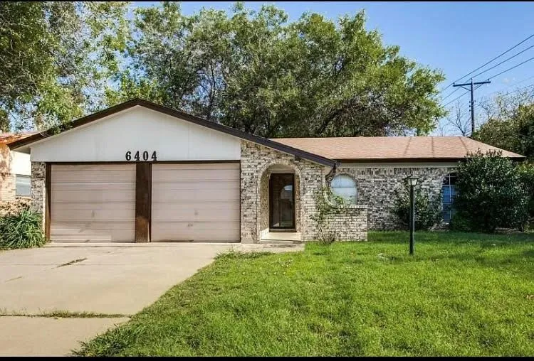 Single story home with a front yard
