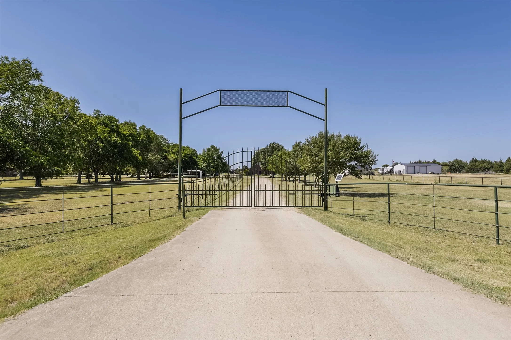 Single Family Residence For Sale in Ellis County , 137 Cactus Road, Waxahachie, Texas 75165, 4 Bedroom, 3 Bathroom, 3 Garage spaces, 2,835 Sqft, built in 1999, mls#21361544, Real Estate Agent in Waxahachie, Homes For Sale in Ellis county, Homes For Sale in Waxahachie, Realtor in Waxahachie Texas, Real Estate Brokerage Independent Realty Texas, Luminita Cordes Realtor
