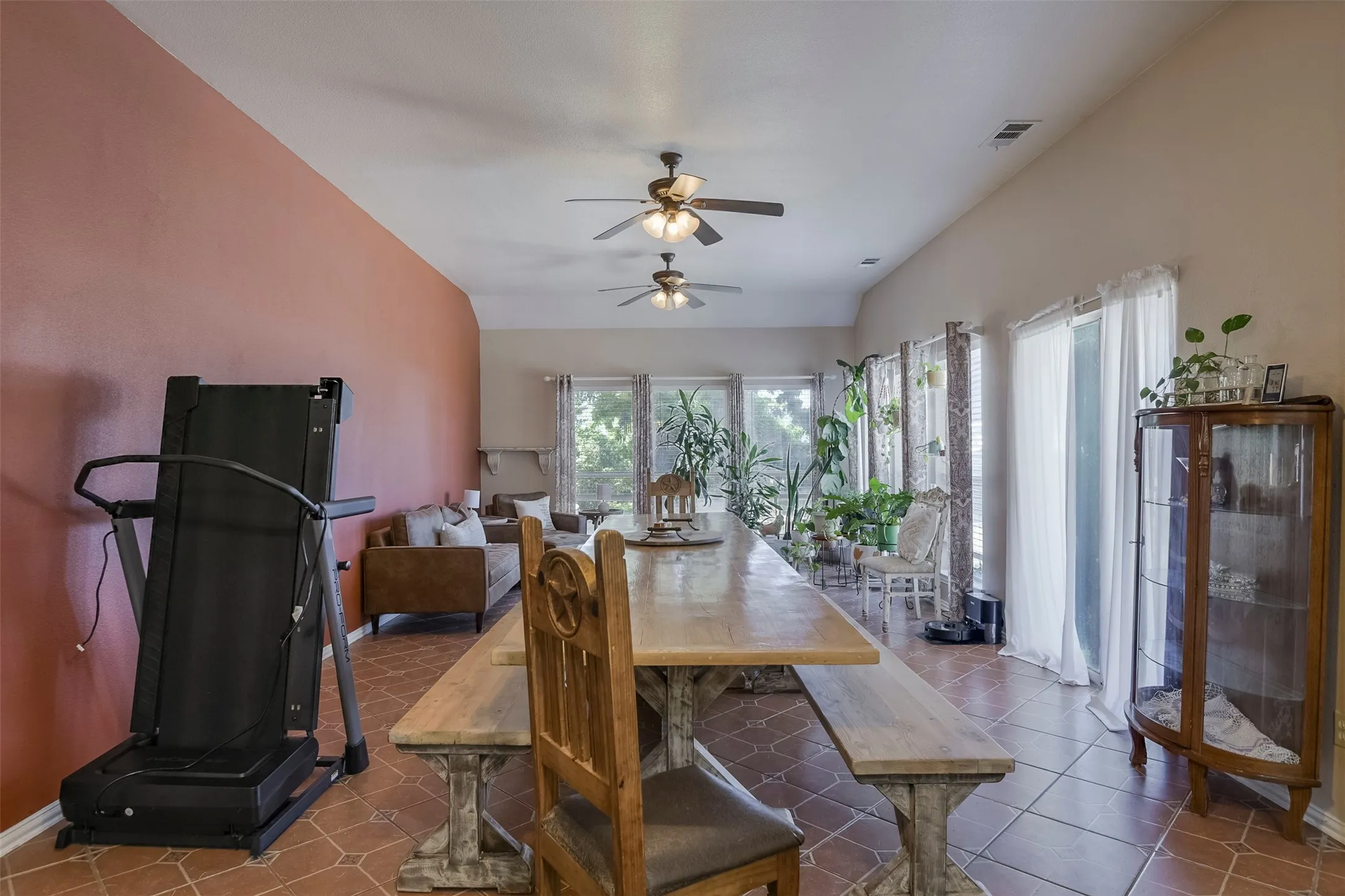 Single Family Residence For Sale in Ellis County , 137 Cactus Road, Waxahachie, Texas 75165, 4 Bedroom, 3 Bathroom, 3 Garage spaces, 2,835 Sqft, built in 1999, mls#21361544, Real Estate Agent in Waxahachie, Homes For Sale in Ellis county, Homes For Sale in Waxahachie, Realtor in Waxahachie Texas, Real Estate Brokerage Independent Realty Texas, Luminita Cordes Realtor