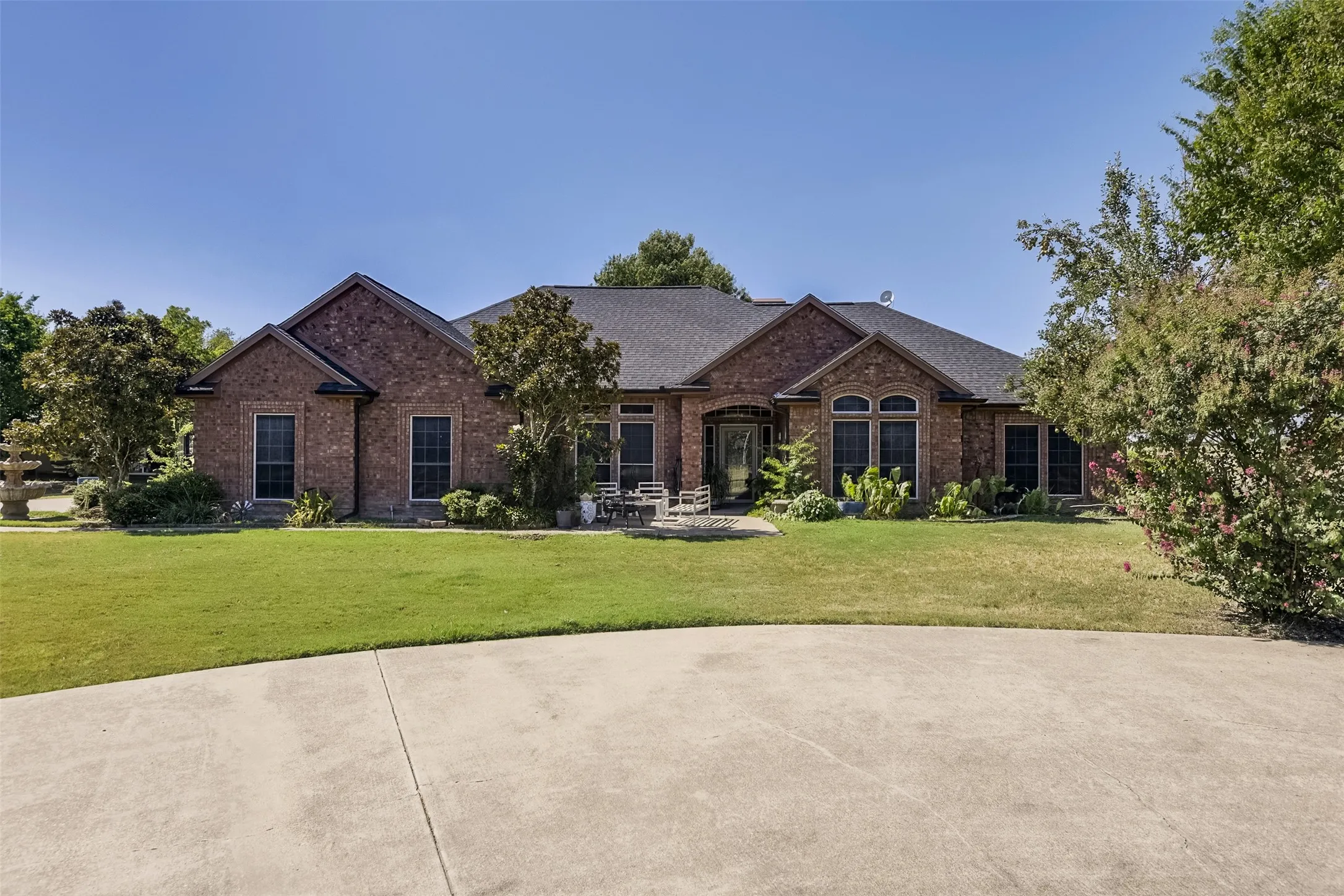 Single Family Residence For Sale in Ellis County , 137 Cactus Road, Waxahachie, Texas 75165, 4 Bedroom, 3 Bathroom, 3 Garage spaces, 2,835 Sqft, built in 1999, mls#21361544, Real Estate Agent in Waxahachie, Homes For Sale in Ellis county, Homes For Sale in Waxahachie, Realtor in Waxahachie Texas, Real Estate Brokerage Independent Realty Texas, Luminita Cordes Realtor
