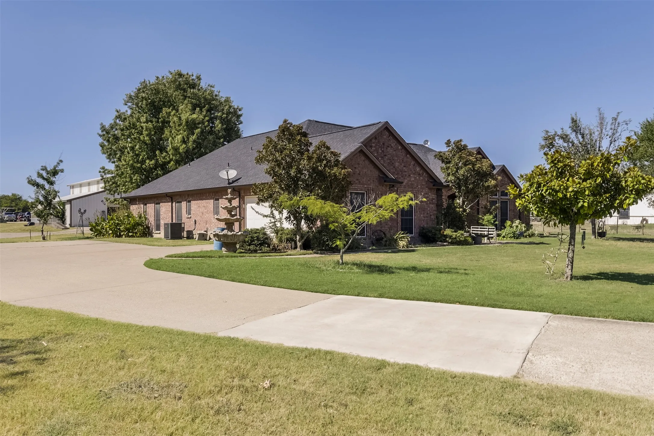 Single Family Residence For Sale in Ellis County , 137 Cactus Road, Waxahachie, Texas 75165, 4 Bedroom, 3 Bathroom, 3 Garage spaces, 2,835 Sqft, built in 1999, mls#21361544, Real Estate Agent in Waxahachie, Homes For Sale in Ellis county, Homes For Sale in Waxahachie, Realtor in Waxahachie Texas, Real Estate Brokerage Independent Realty Texas, Luminita Cordes Realtor