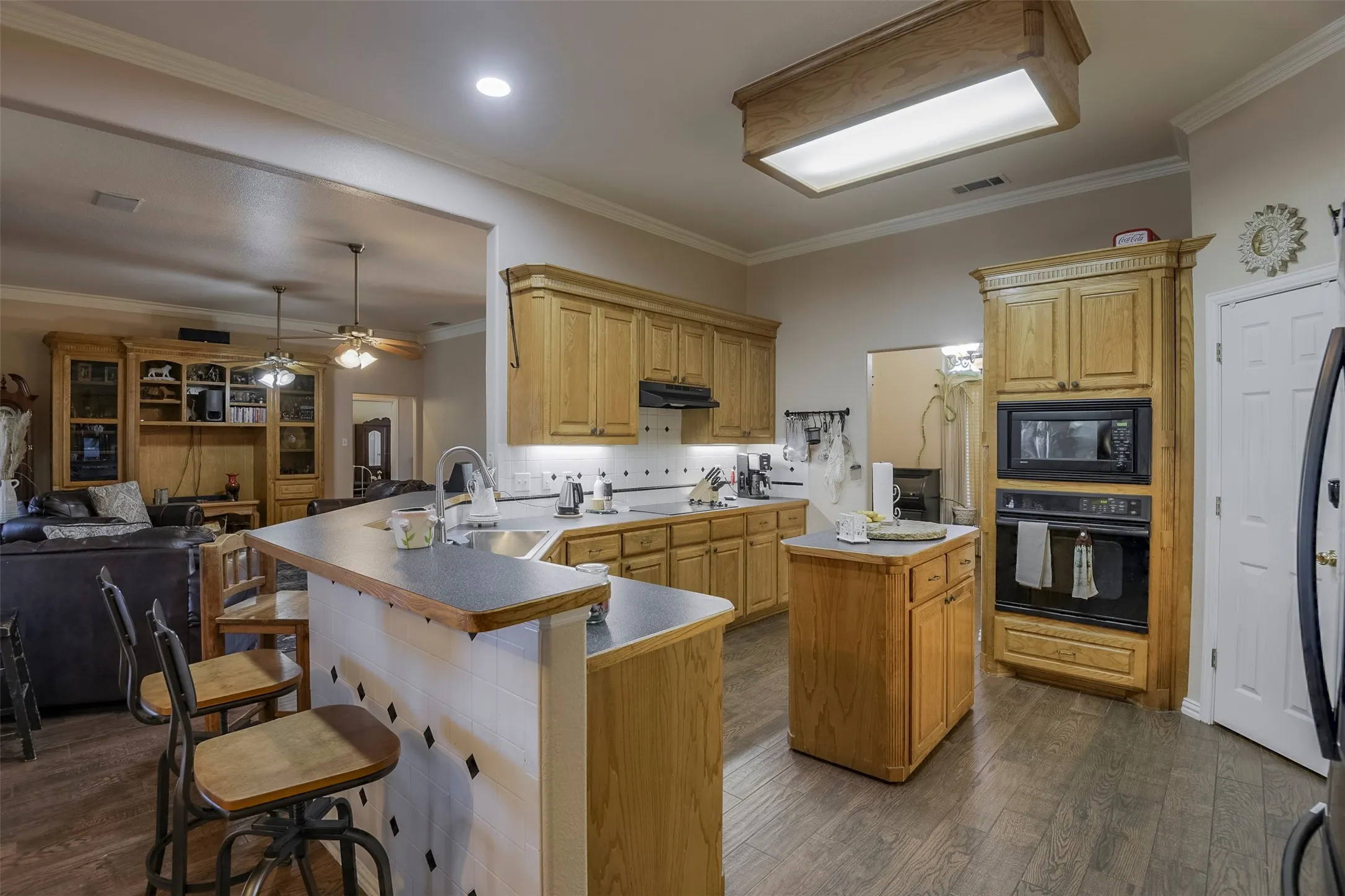 Single Family Residence For Sale in Ellis County , 137 Cactus Road, Waxahachie, Texas 75165, 4 Bedroom, 3 Bathroom, 3 Garage spaces, 2,835 Sqft, built in 1999, mls#21361544, Real Estate Agent in Waxahachie, Homes For Sale in Ellis county, Homes For Sale in Waxahachie, Realtor in Waxahachie Texas, Real Estate Brokerage Independent Realty Texas, Luminita Cordes Realtor
