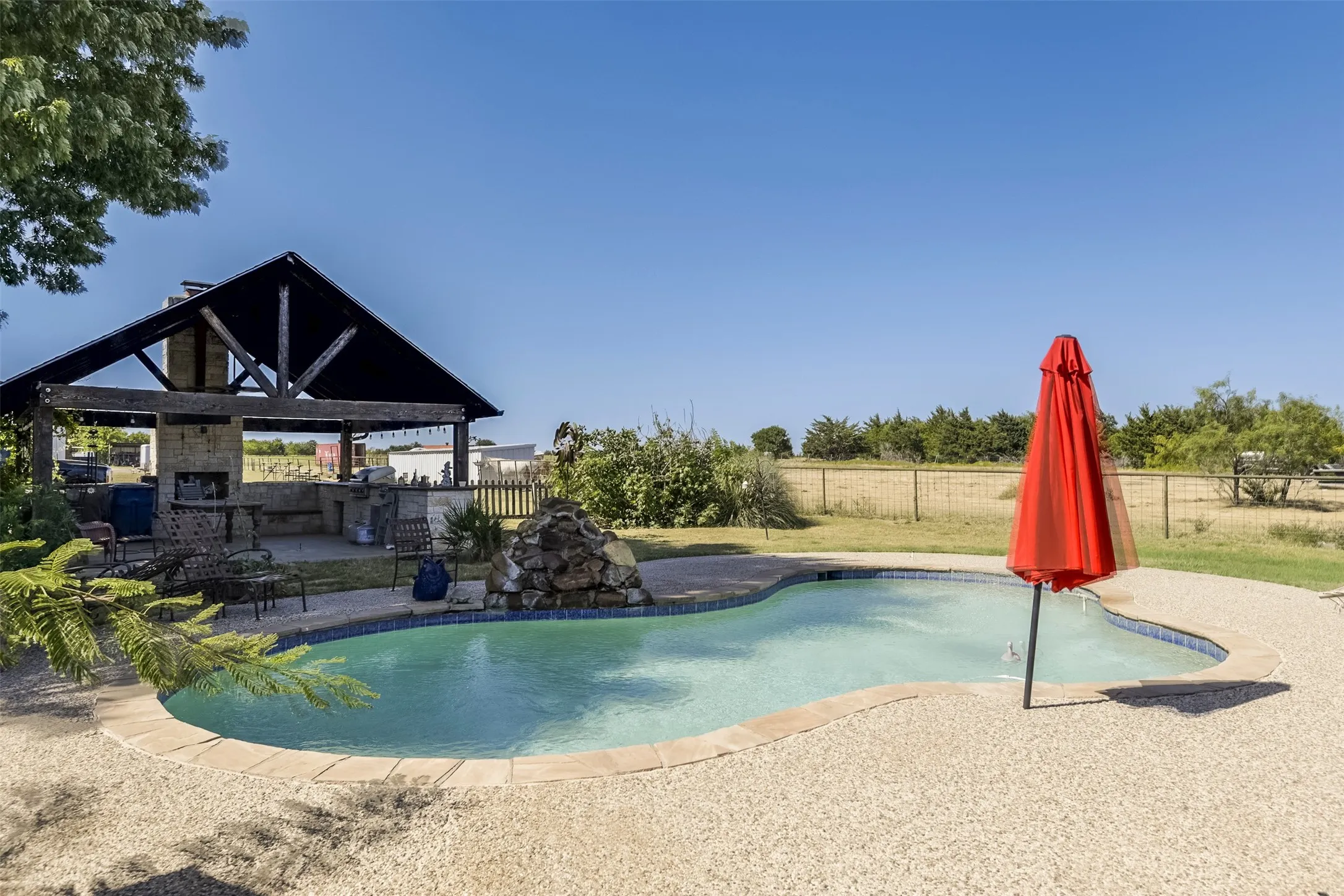 Single Family Residence For Sale in Ellis County , 137 Cactus Road, Waxahachie, Texas 75165, 4 Bedroom, 3 Bathroom, 3 Garage spaces, 2,835 Sqft, built in 1999, mls#21361544, Real Estate Agent in Waxahachie, Homes For Sale in Ellis county, Homes For Sale in Waxahachie, Realtor in Waxahachie Texas, Real Estate Brokerage Independent Realty Texas, Luminita Cordes Realtor