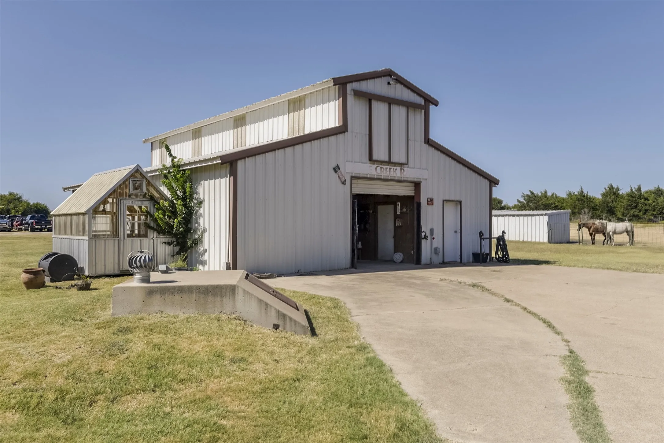 Single Family Residence For Sale in Ellis County , 137 Cactus Road, Waxahachie, Texas 75165, 4 Bedroom, 3 Bathroom, 3 Garage spaces, 2,835 Sqft, built in 1999, mls#21361544, Real Estate Agent in Waxahachie, Homes For Sale in Ellis county, Homes For Sale in Waxahachie, Realtor in Waxahachie Texas, Real Estate Brokerage Independent Realty Texas, Luminita Cordes Realtor