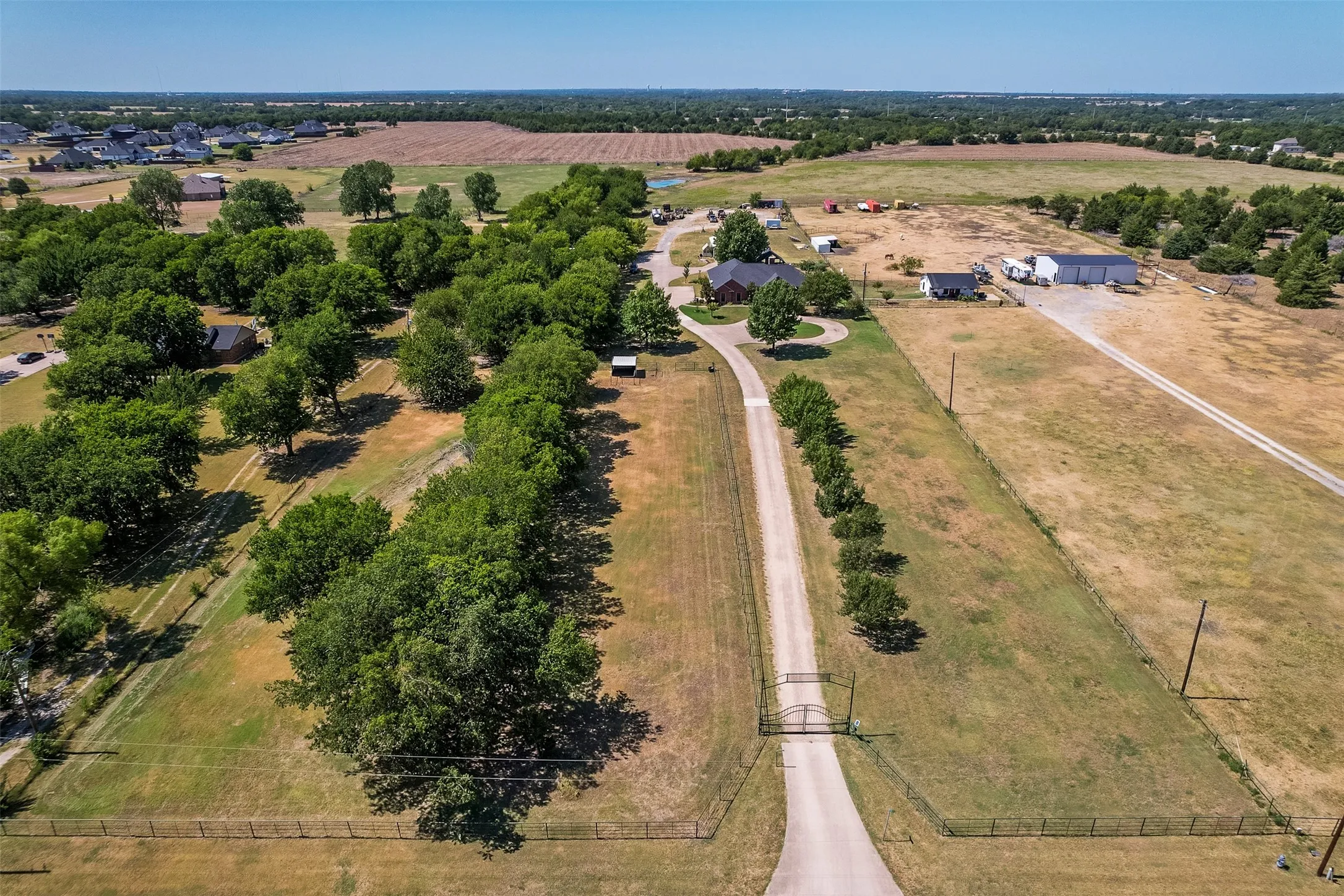 Single Family Residence For Sale in Ellis County , 137 Cactus Road, Waxahachie, Texas 75165, 4 Bedroom, 3 Bathroom, 3 Garage spaces, 2,835 Sqft, built in 1999, mls#21361544, Real Estate Agent in Waxahachie, Homes For Sale in Ellis county, Homes For Sale in Waxahachie, Realtor in Waxahachie Texas, Real Estate Brokerage Independent Realty Texas, Luminita Cordes Realtor