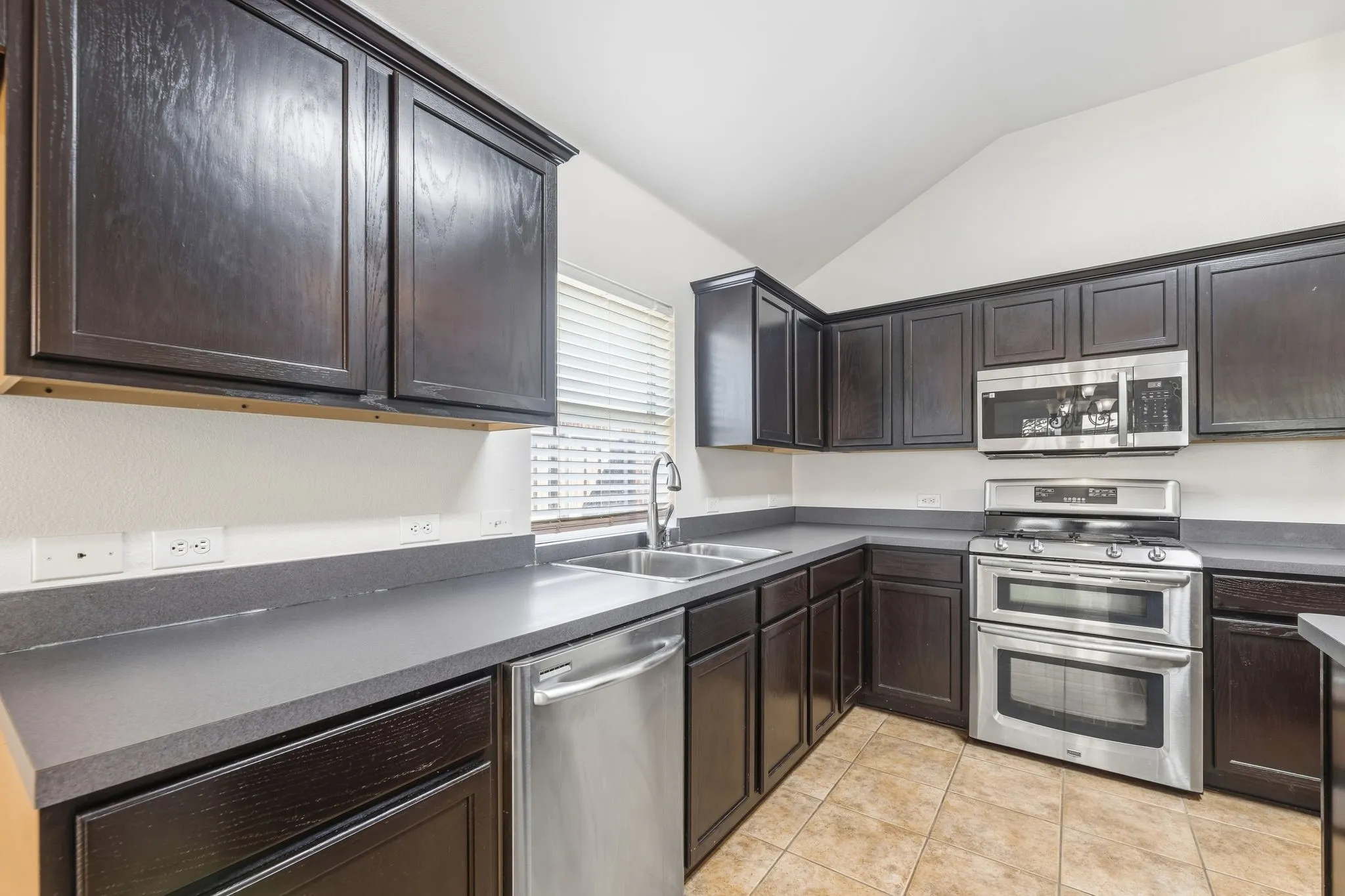 Single Family Residence For Sale in Collin County , 6804 Whitestone Drive, Mc Kinney, Texas 75070, 3 Bedroom, 2 Bathroom, 2 Garage spaces, 2,110 Sqft, built in 2003, mls#21362478, Real Estate Agent in Mc Kinney, Homes For Sale in Collin county, Homes For Sale in Mc Kinney, Realtor in Mc Kinney Texas, Real Estate Brokerage Independent Realty Texas, Luminita Cordes Realtor