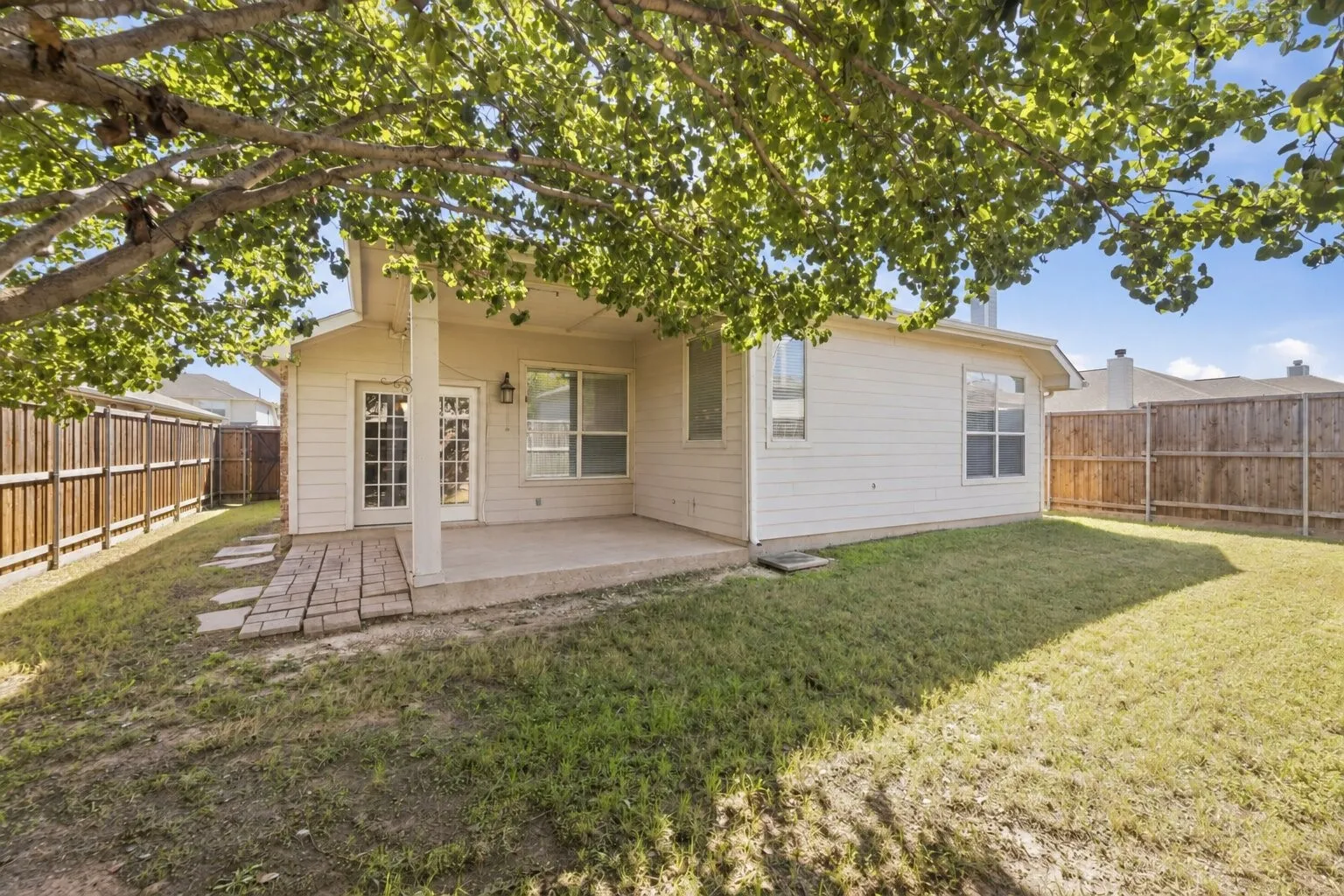 Single Family Residence For Sale in Collin County , 6804 Whitestone Drive, Mc Kinney, Texas 75070, 3 Bedroom, 2 Bathroom, 2 Garage spaces, 2,110 Sqft, built in 2003, mls#21362478, Real Estate Agent in Mc Kinney, Homes For Sale in Collin county, Homes For Sale in Mc Kinney, Realtor in Mc Kinney Texas, Real Estate Brokerage Independent Realty Texas, Luminita Cordes Realtor