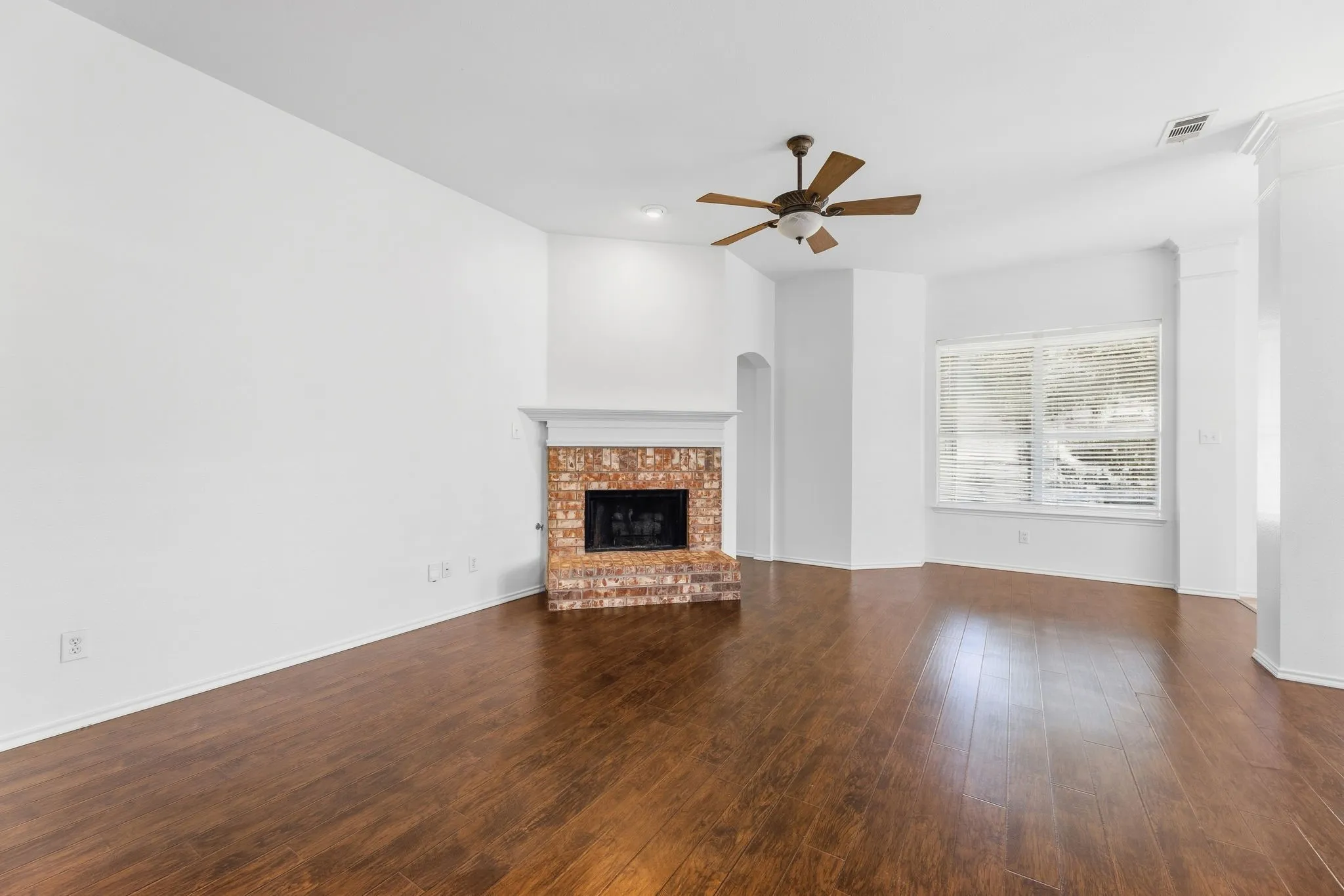 Single Family Residence For Sale in Collin County , 6804 Whitestone Drive, Mc Kinney, Texas 75070, 3 Bedroom, 2 Bathroom, 2 Garage spaces, 2,110 Sqft, built in 2003, mls#21362478, Real Estate Agent in Mc Kinney, Homes For Sale in Collin county, Homes For Sale in Mc Kinney, Realtor in Mc Kinney Texas, Real Estate Brokerage Independent Realty Texas, Luminita Cordes Realtor