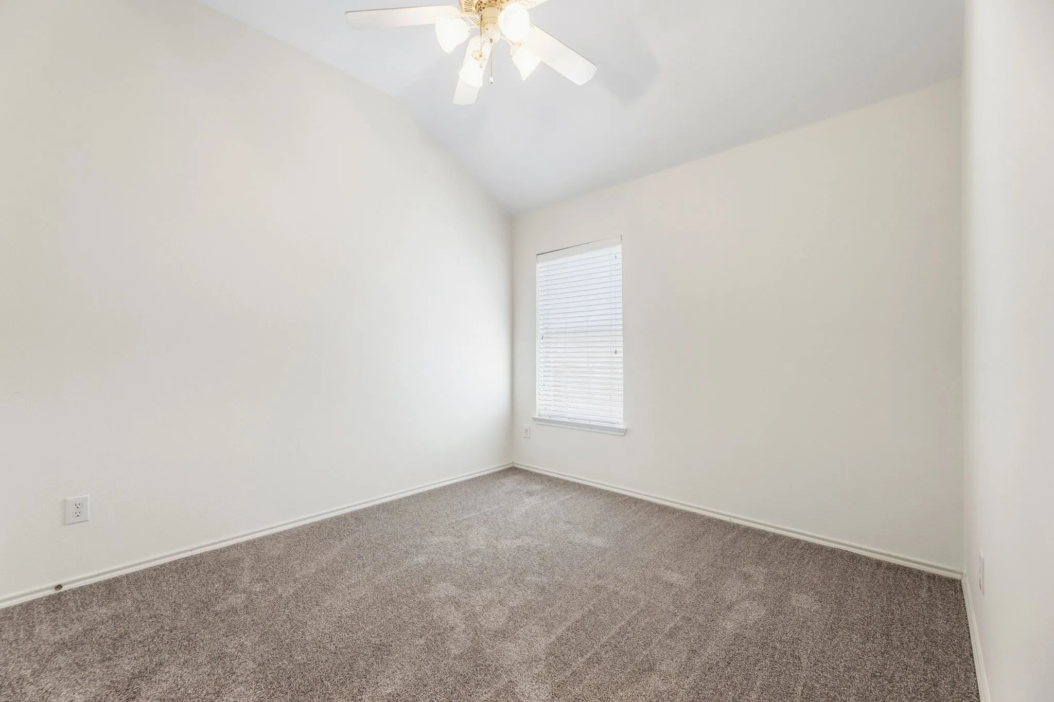Single Family Residence For Sale in Collin County , 6804 Whitestone Drive, Mc Kinney, Texas 75070, 3 Bedroom, 2 Bathroom, 2 Garage spaces, 2,110 Sqft, built in 2003, mls#21362478, Real Estate Agent in Mc Kinney, Homes For Sale in Collin county, Homes For Sale in Mc Kinney, Realtor in Mc Kinney Texas, Real Estate Brokerage Independent Realty Texas, Luminita Cordes Realtor