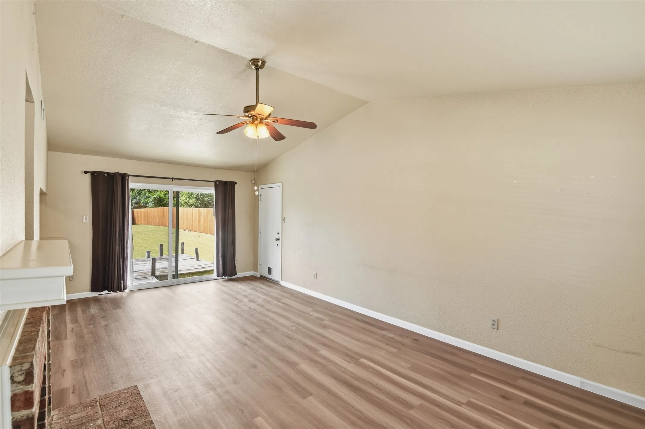 Single Family Residence For Sale in Rockwall County , 150 Brockway Drive, Rockwall, Texas 75032, 2 Bedroom, 2 Bathroom, 1 Garage spaces, 970 Sqft, built in 1983, mls#21355282, Real Estate Agent in Rockwall, Homes For Sale in Rockwall county, Homes For Sale in Rockwall, Realtor in Rockwall Texas, Real Estate Brokerage Independent Realty Texas, Luminita Cordes Realtor
