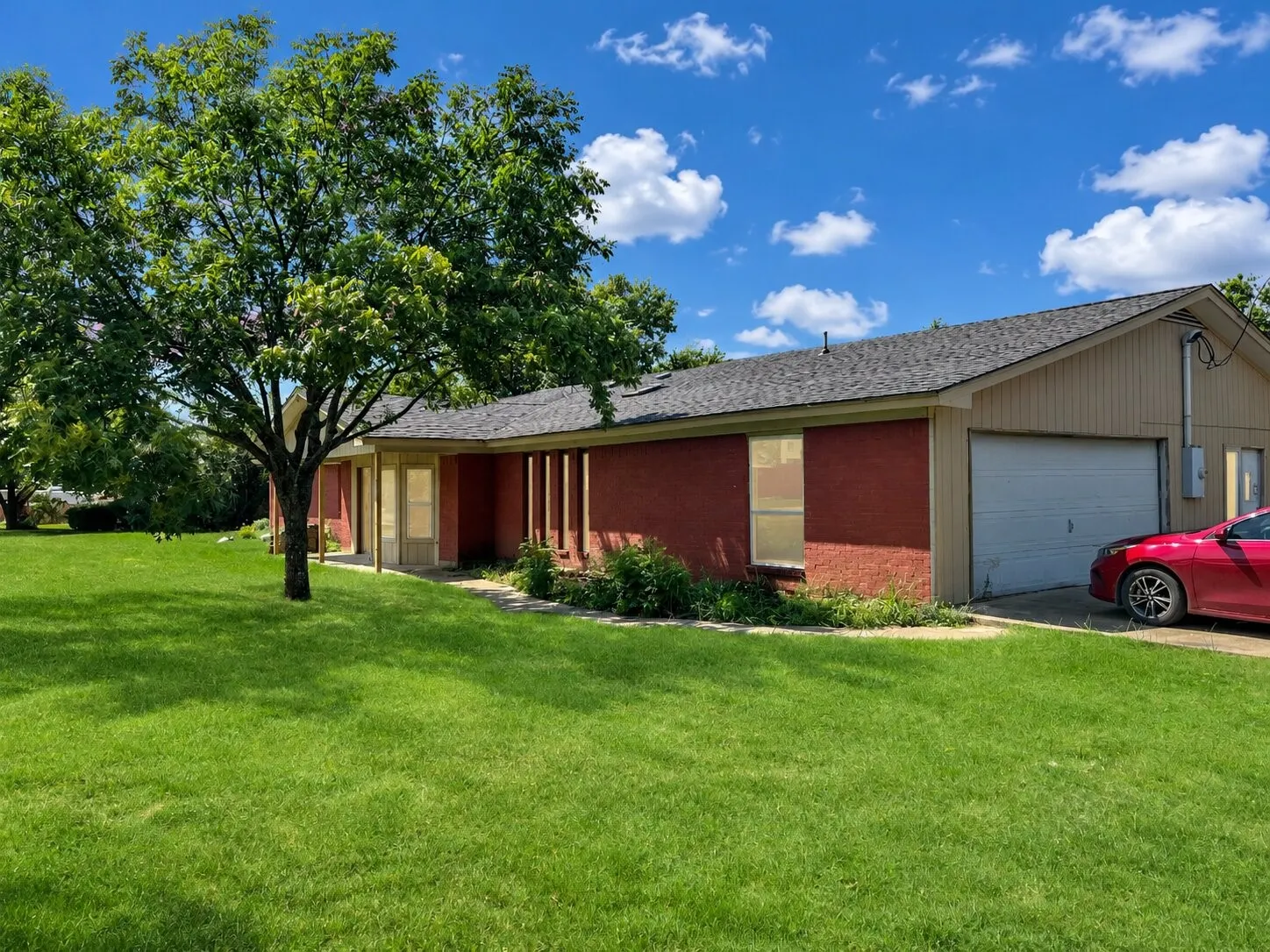 Single Family Residence For Sale in Johnson County , 825 Alan Drive, Burleson, Texas 76028, 4 Bedroom, 4 Bathroom, 2 Garage spaces, 4,000 Sqft, built in 1982, mls#21362459, Real Estate Agent in Burleson, Homes For Sale in Johnson county, Homes For Sale in Burleson, Realtor in Burleson Texas, Real Estate Brokerage Independent Realty Texas, Luminita Cordes Realtor