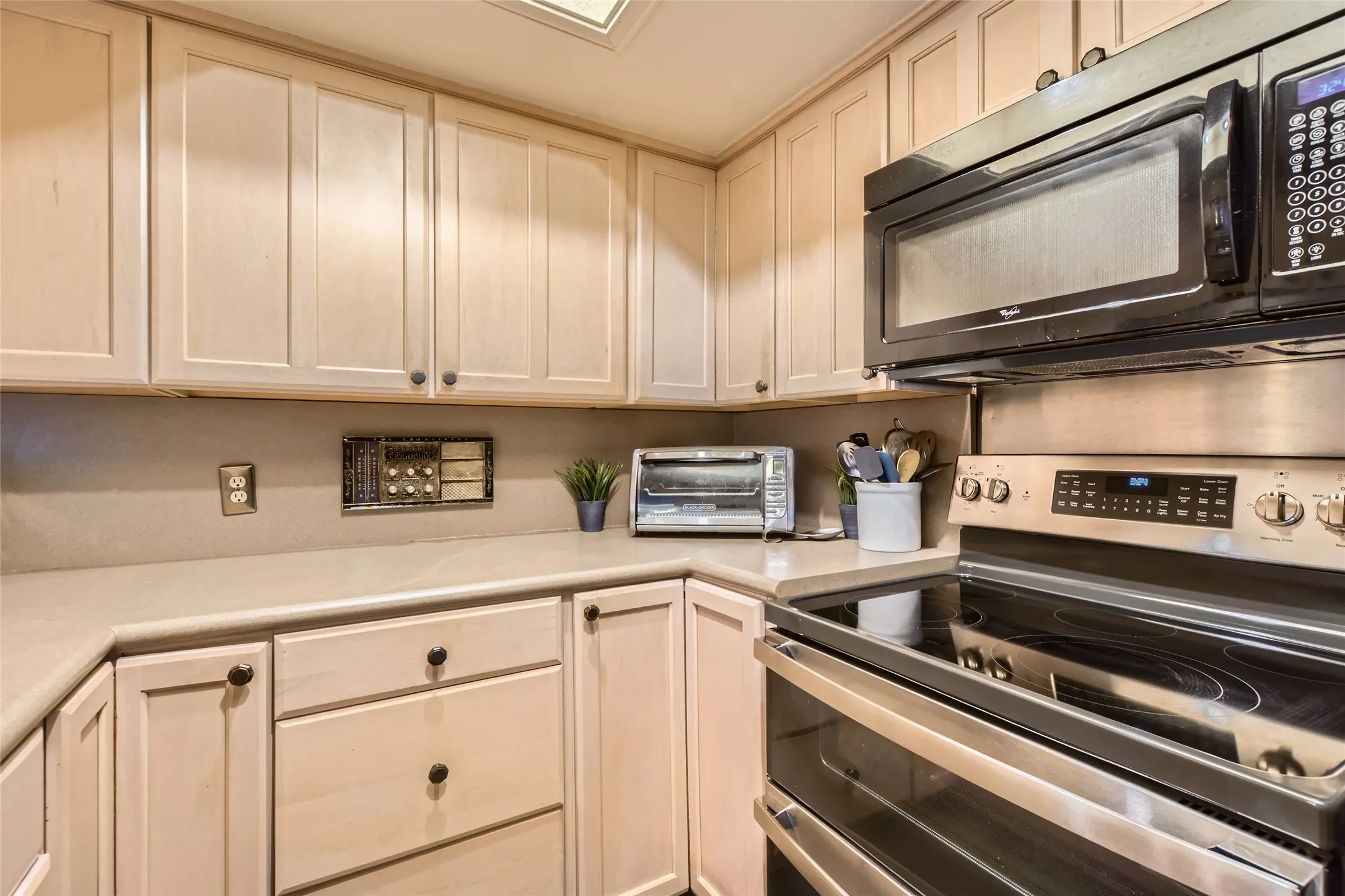 Townhouse For Sale in Dallas County , 511 Towne House Lane, Richardson, Texas 75081, 2 Bedroom, 3 Bathroom, 2 Garage spaces, 1,558 Sqft, built in 1973, mls#21361646, Real Estate Agent in Richardson, Homes For Sale in Dallas county, Homes For Sale in Richardson, Realtor in Richardson Texas, Real Estate Brokerage Independent Realty Texas, Luminita Cordes Realtor