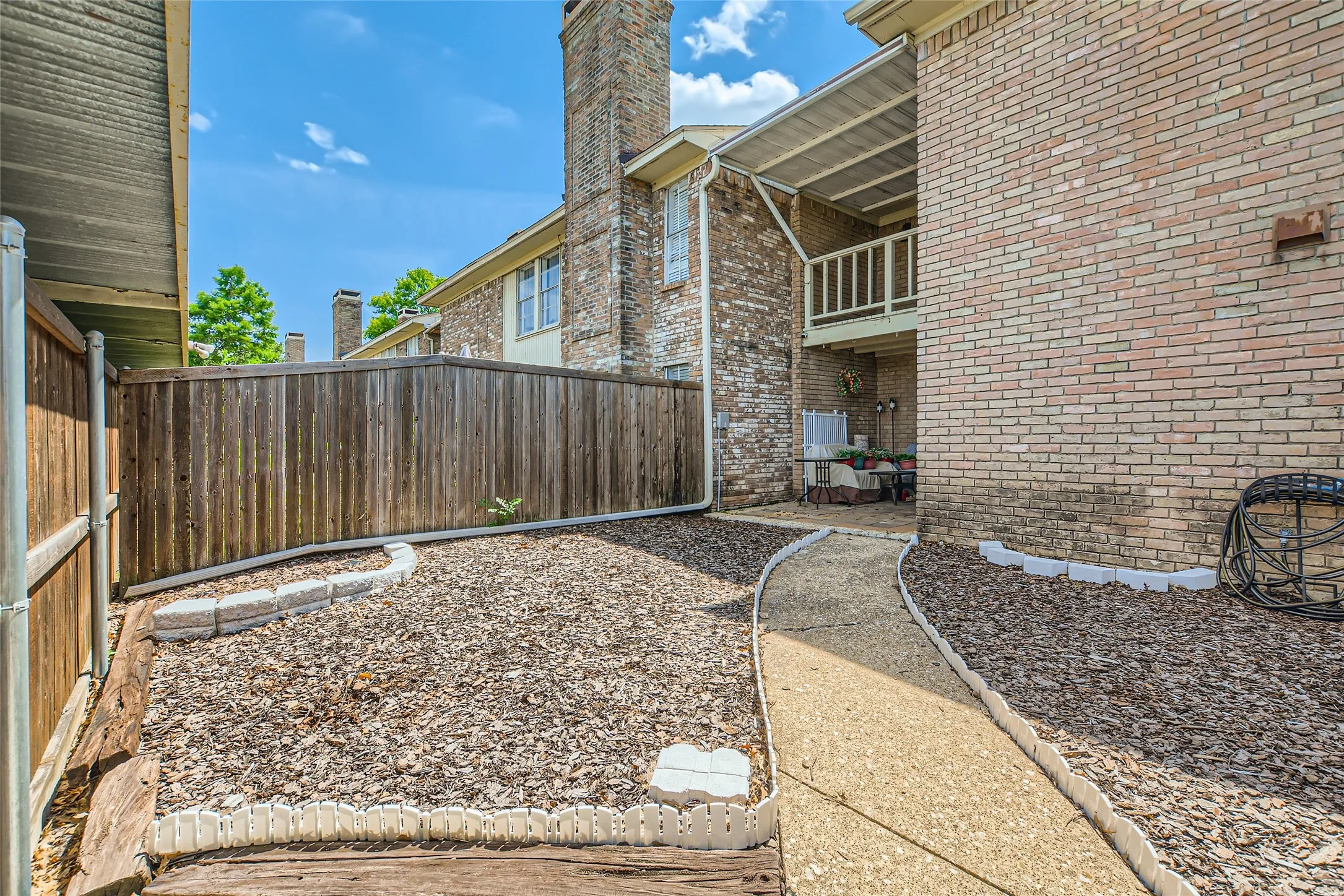 Townhouse For Sale in Dallas County , 511 Towne House Lane, Richardson, Texas 75081, 2 Bedroom, 3 Bathroom, 2 Garage spaces, 1,558 Sqft, built in 1973, mls#21361646, Real Estate Agent in Richardson, Homes For Sale in Dallas county, Homes For Sale in Richardson, Realtor in Richardson Texas, Real Estate Brokerage Independent Realty Texas, Luminita Cordes Realtor