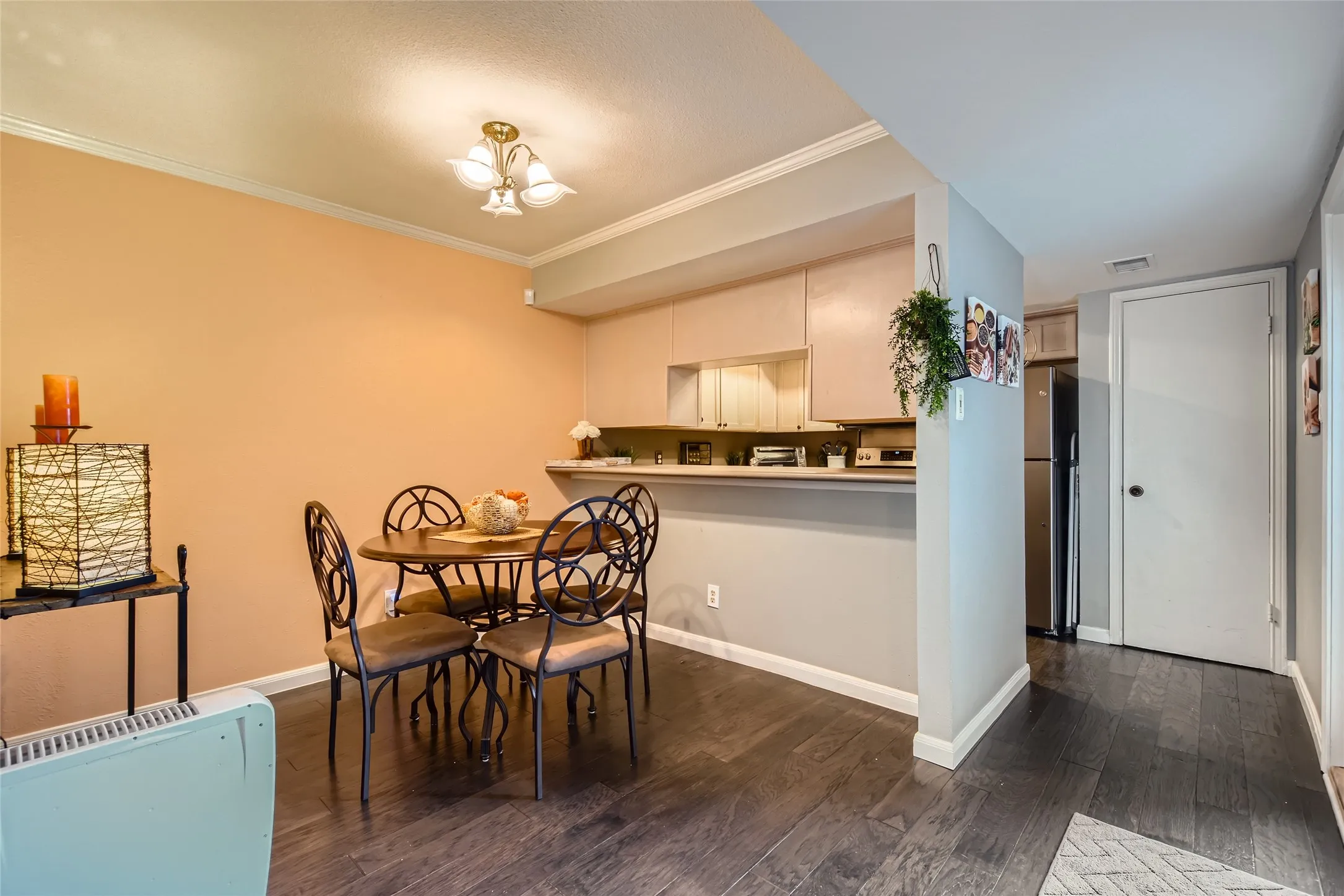 Townhouse For Sale in Dallas County , 511 Towne House Lane, Richardson, Texas 75081, 2 Bedroom, 3 Bathroom, 2 Garage spaces, 1,558 Sqft, built in 1973, mls#21361646, Real Estate Agent in Richardson, Homes For Sale in Dallas county, Homes For Sale in Richardson, Realtor in Richardson Texas, Real Estate Brokerage Independent Realty Texas, Luminita Cordes Realtor