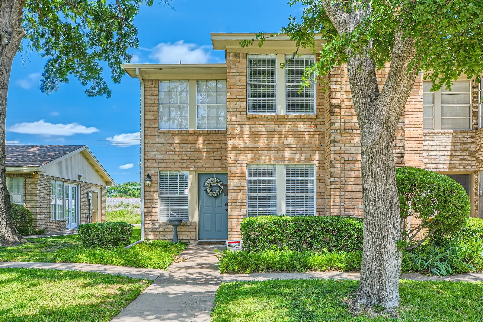 Townhouse For Sale in Dallas County , 511 Towne House Lane, Richardson, Texas 75081, 2 Bedroom, 3 Bathroom, 2 Garage spaces, 1,558 Sqft, built in 1973, mls#21361646, Real Estate Agent in Richardson, Homes For Sale in Dallas county, Homes For Sale in Richardson, Realtor in Richardson Texas, Real Estate Brokerage Independent Realty Texas, Luminita Cordes Realtor