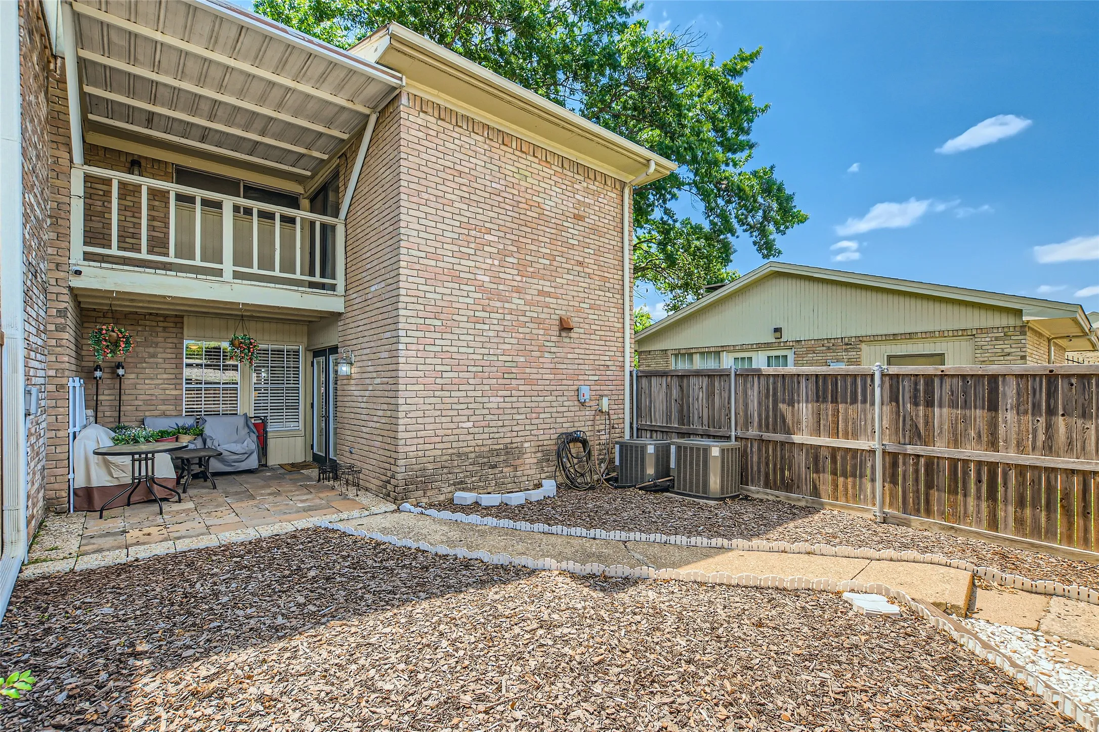 Townhouse For Sale in Dallas County , 511 Towne House Lane, Richardson, Texas 75081, 2 Bedroom, 3 Bathroom, 2 Garage spaces, 1,558 Sqft, built in 1973, mls#21361646, Real Estate Agent in Richardson, Homes For Sale in Dallas county, Homes For Sale in Richardson, Realtor in Richardson Texas, Real Estate Brokerage Independent Realty Texas, Luminita Cordes Realtor