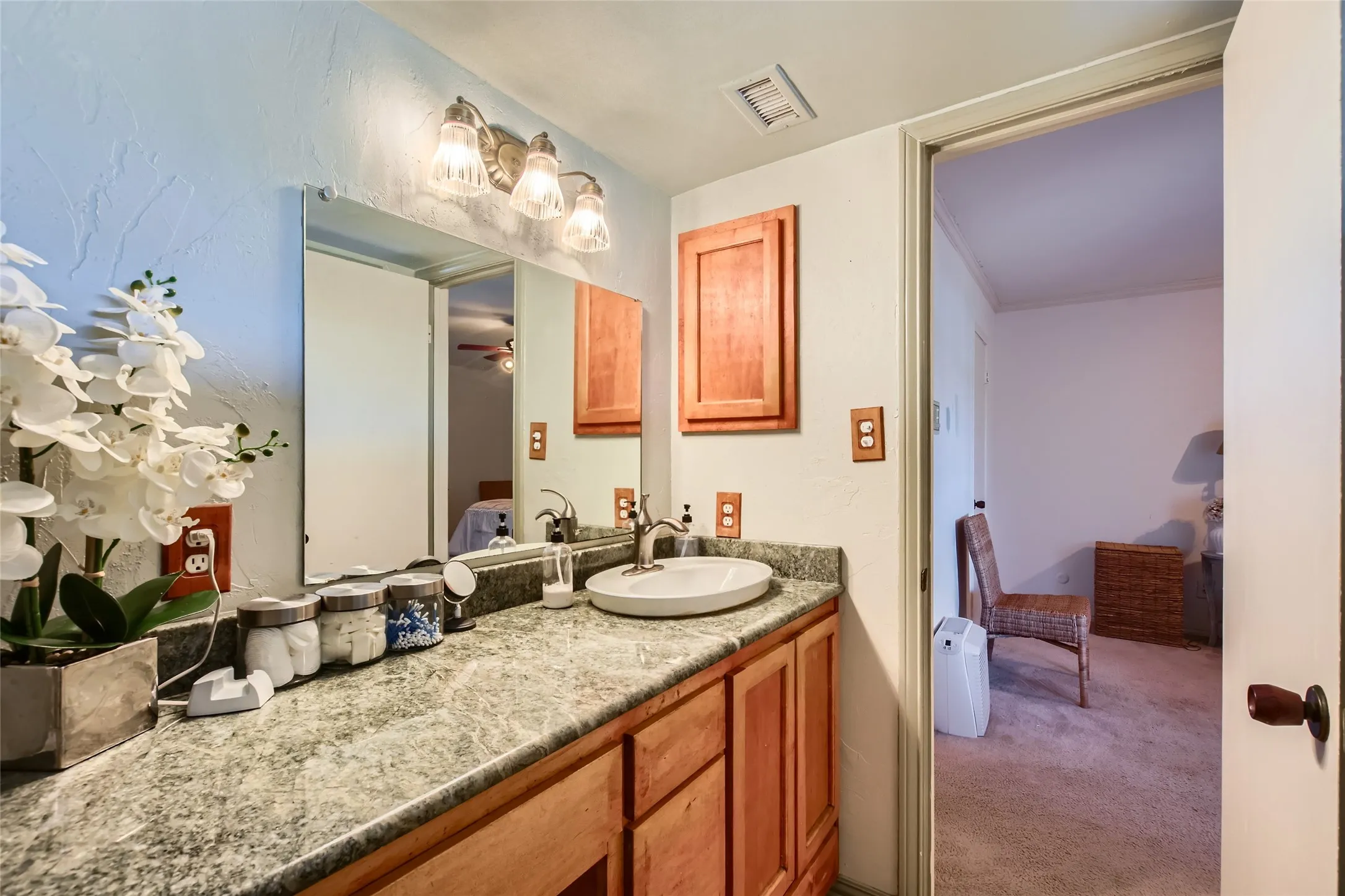 Townhouse For Sale in Dallas County , 511 Towne House Lane, Richardson, Texas 75081, 2 Bedroom, 3 Bathroom, 2 Garage spaces, 1,558 Sqft, built in 1973, mls#21361646, Real Estate Agent in Richardson, Homes For Sale in Dallas county, Homes For Sale in Richardson, Realtor in Richardson Texas, Real Estate Brokerage Independent Realty Texas, Luminita Cordes Realtor