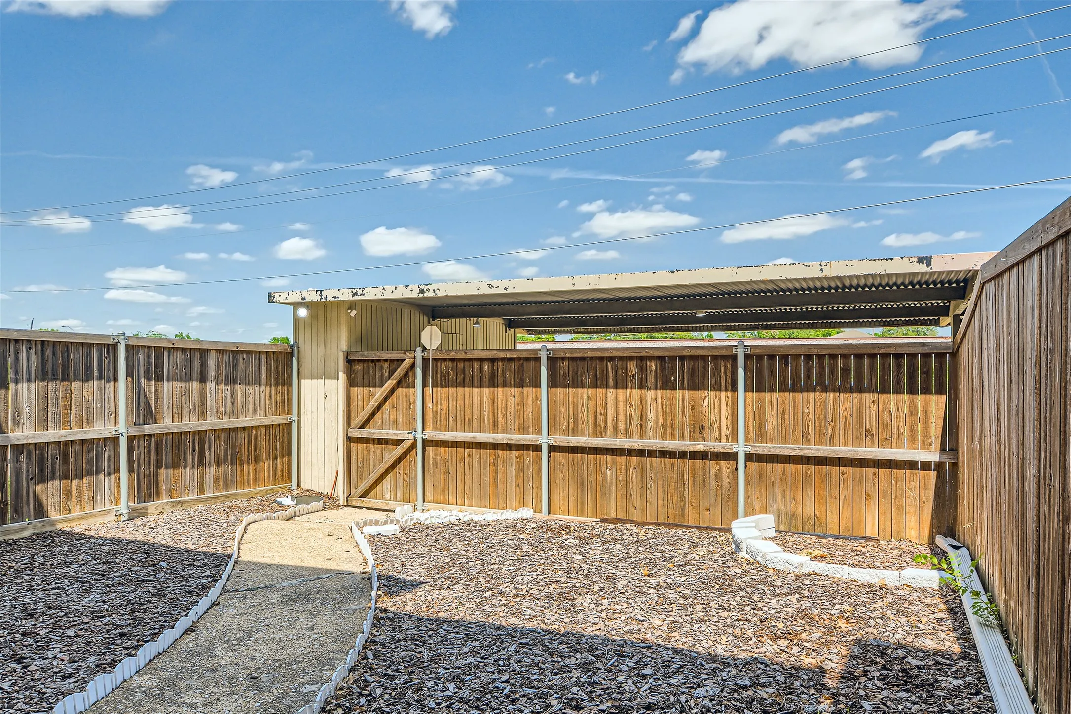 Townhouse For Sale in Dallas County , 511 Towne House Lane, Richardson, Texas 75081, 2 Bedroom, 3 Bathroom, 2 Garage spaces, 1,558 Sqft, built in 1973, mls#21361646, Real Estate Agent in Richardson, Homes For Sale in Dallas county, Homes For Sale in Richardson, Realtor in Richardson Texas, Real Estate Brokerage Independent Realty Texas, Luminita Cordes Realtor