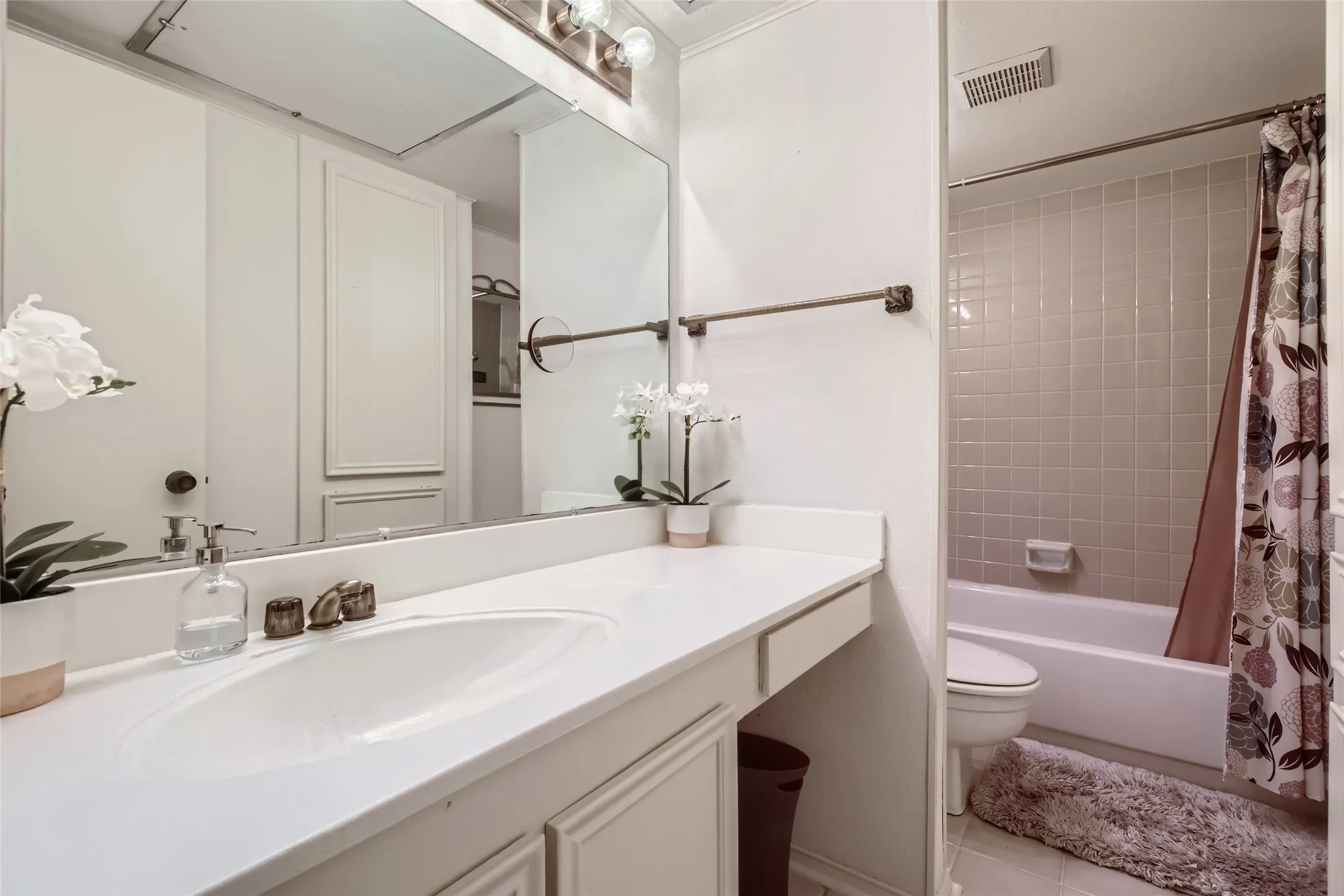 Townhouse For Sale in Dallas County , 511 Towne House Lane, Richardson, Texas 75081, 2 Bedroom, 3 Bathroom, 2 Garage spaces, 1,558 Sqft, built in 1973, mls#21361646, Real Estate Agent in Richardson, Homes For Sale in Dallas county, Homes For Sale in Richardson, Realtor in Richardson Texas, Real Estate Brokerage Independent Realty Texas, Luminita Cordes Realtor